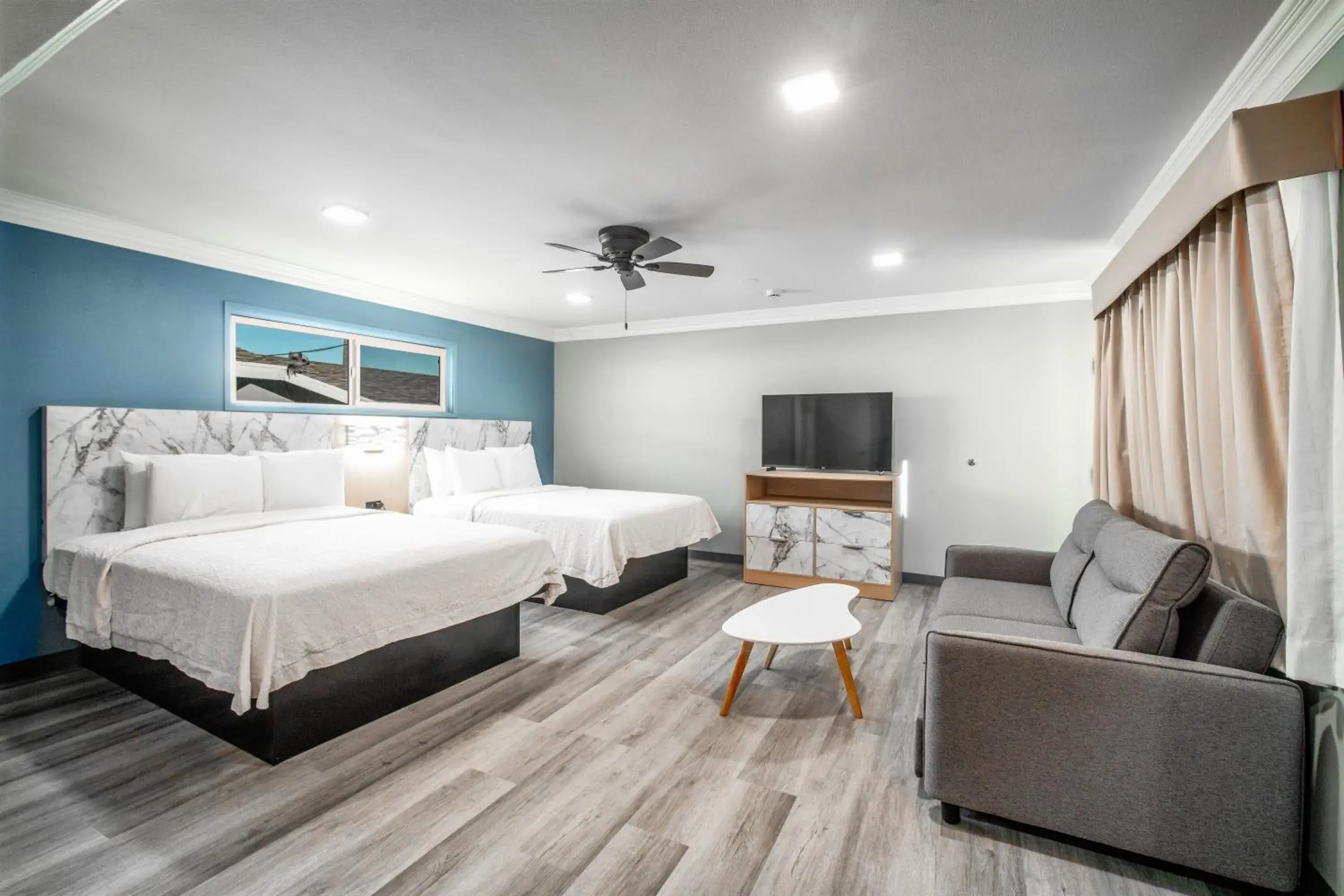Deluxe Double Room in Pacific Inn and Suites Deluxe Double Room in Pacific Inn and Suites