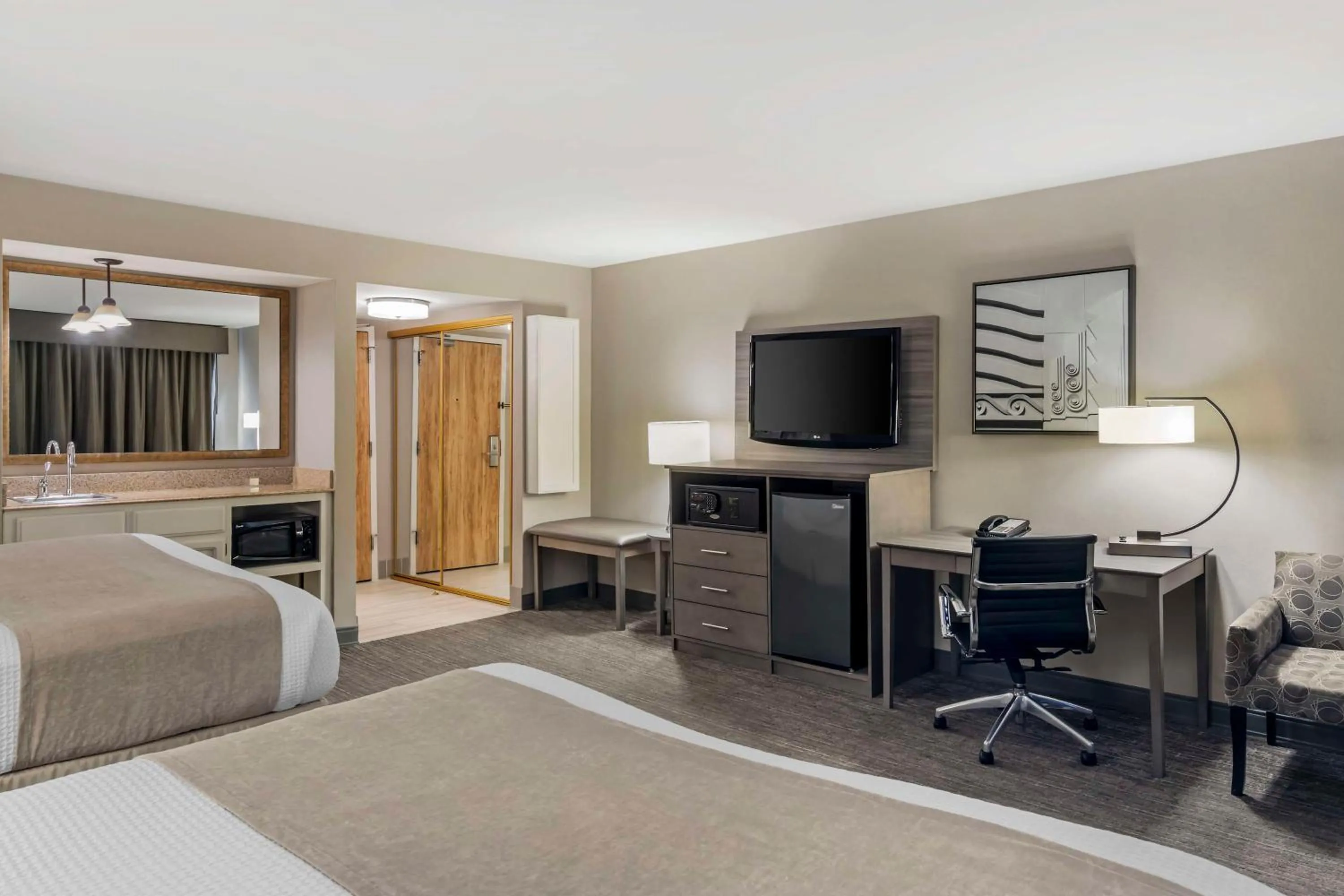 Bedroom, Bed in Best Western Plus Executive Inn