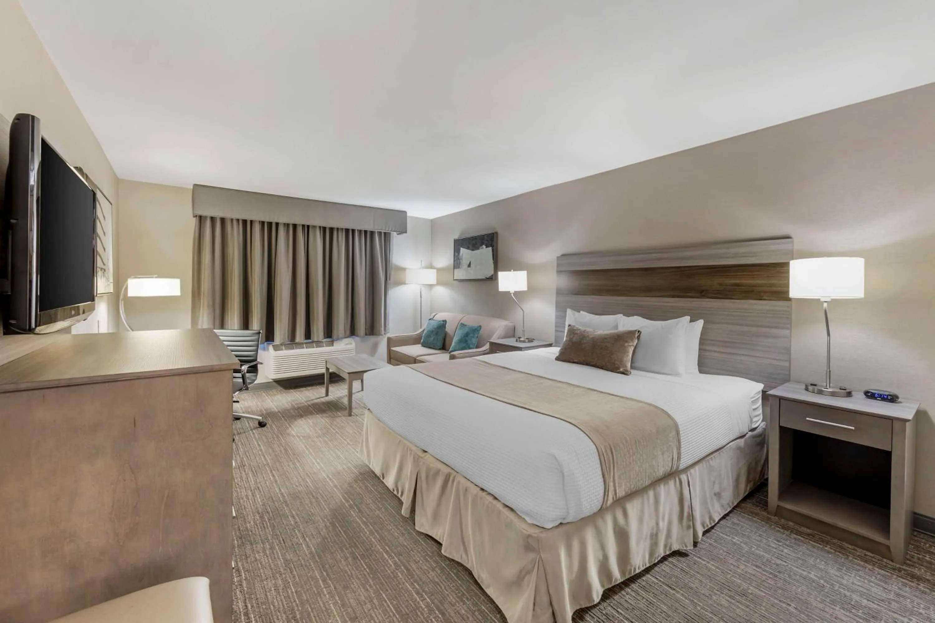 Bedroom, Bed in Best Western Plus Executive Inn