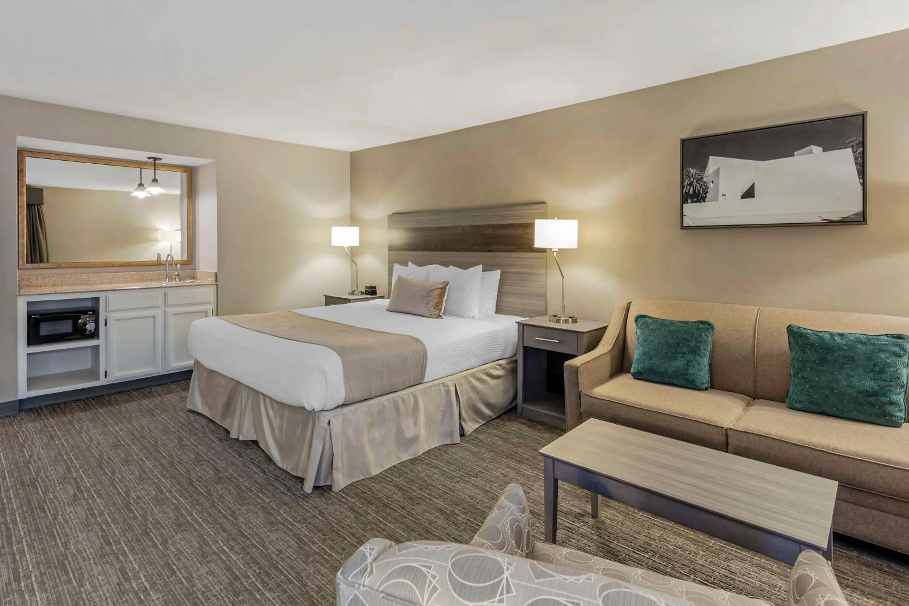 Bedroom, Bed in Best Western Plus Executive Inn