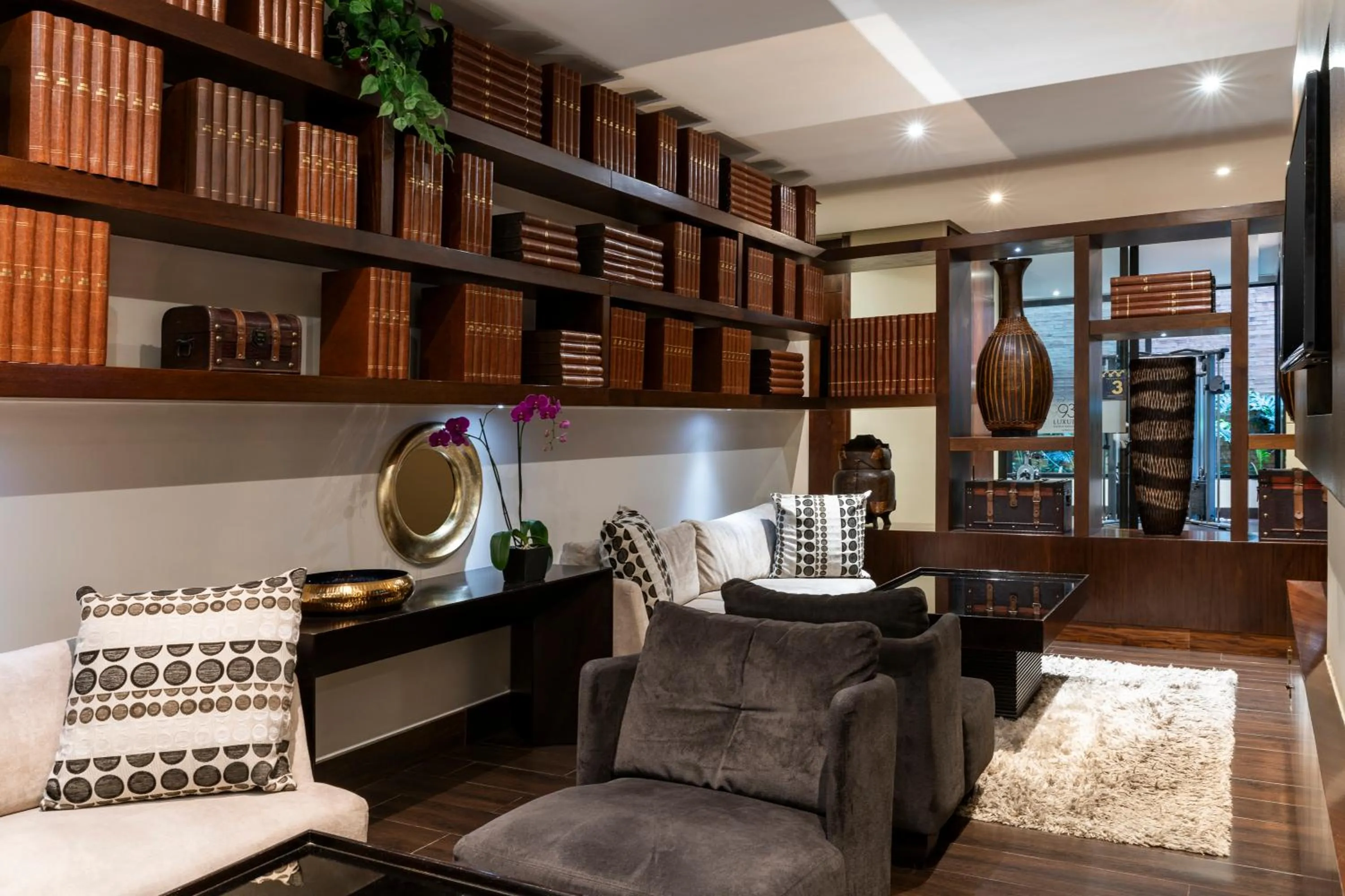 Living room in Hotel 93 Luxury Suites by Preferred