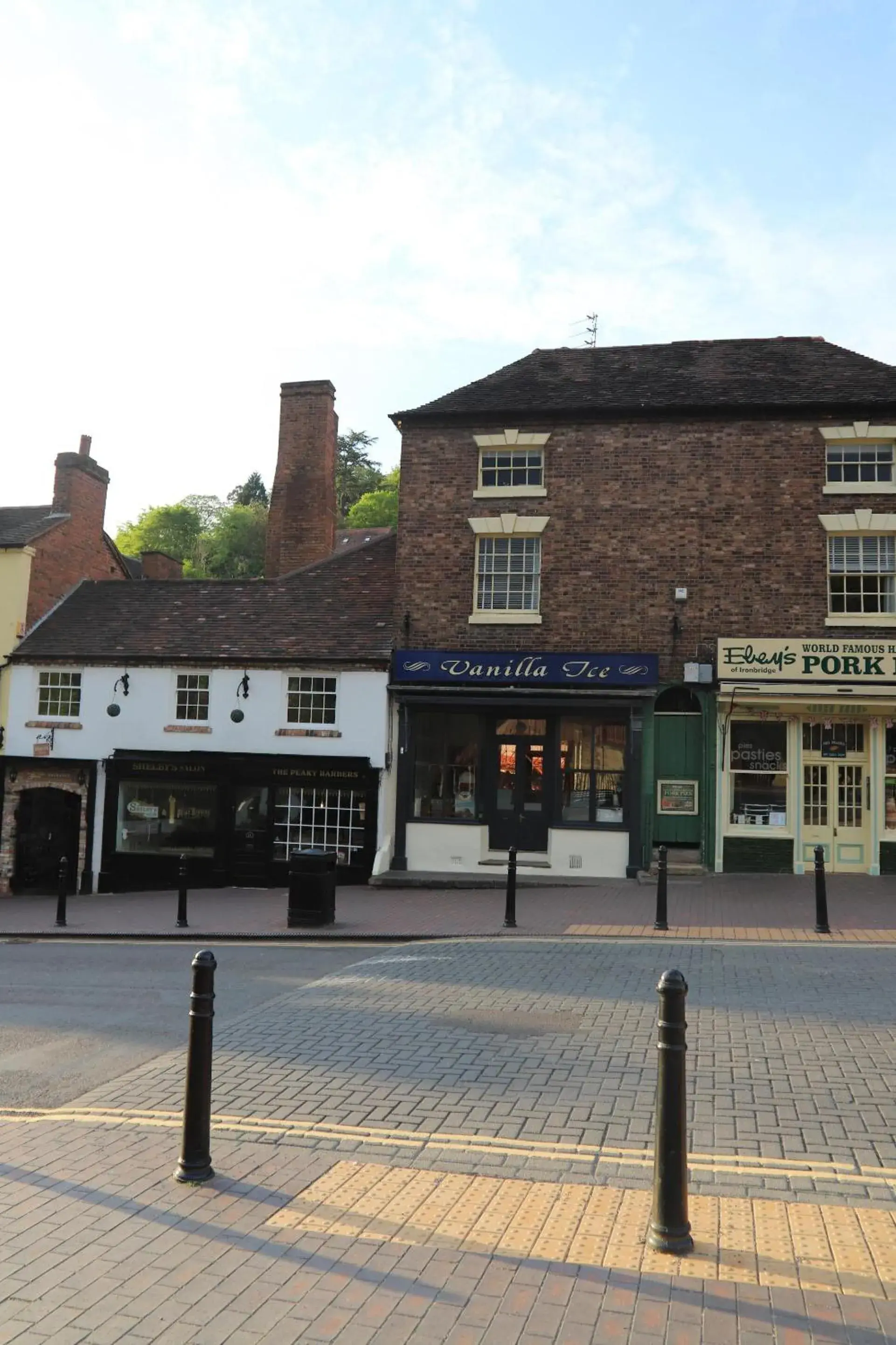 Property building in Bridgeside Rooms Property building in Bridgeside Rooms