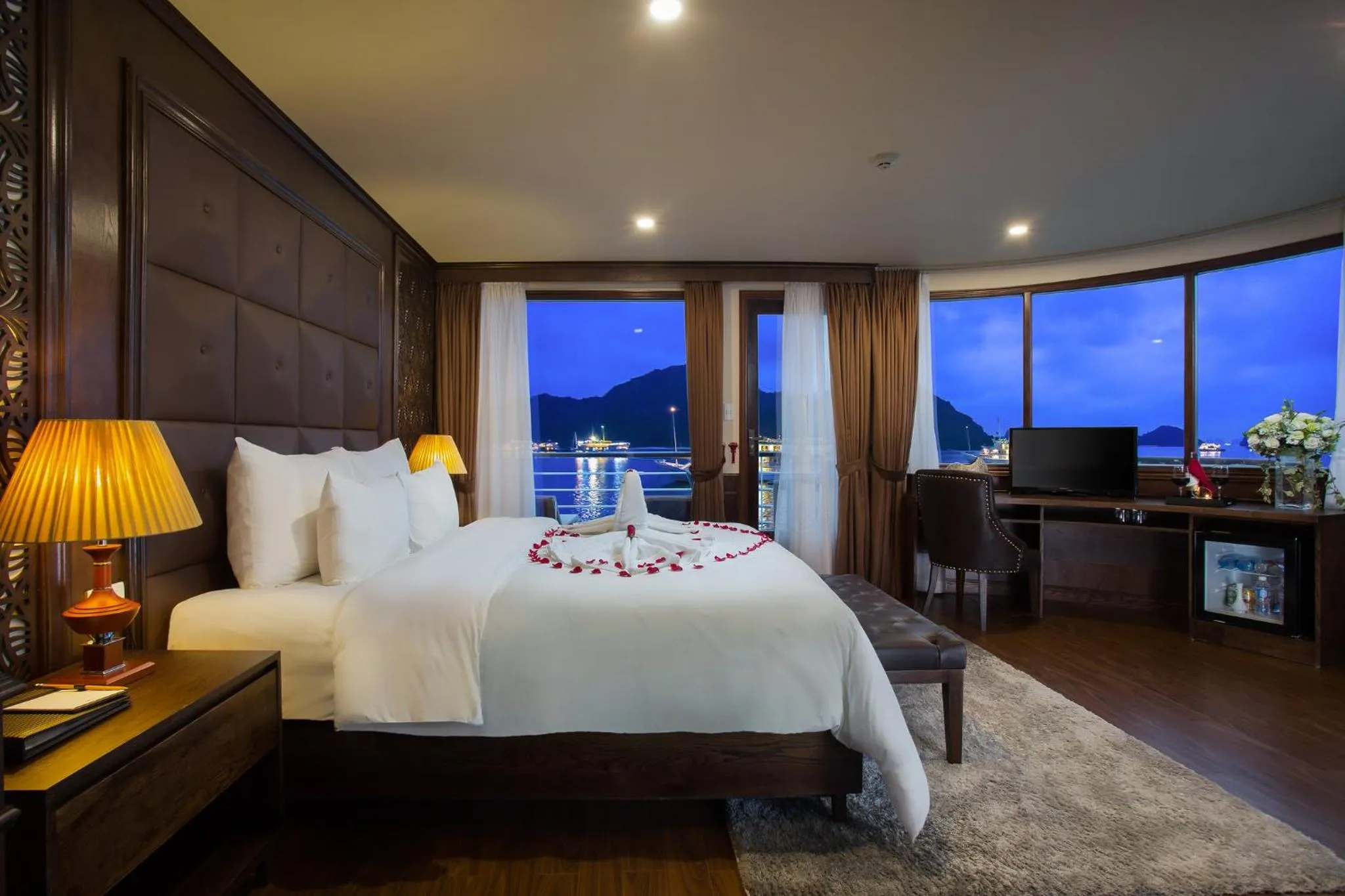 Bed in Mon Cheri Cruises