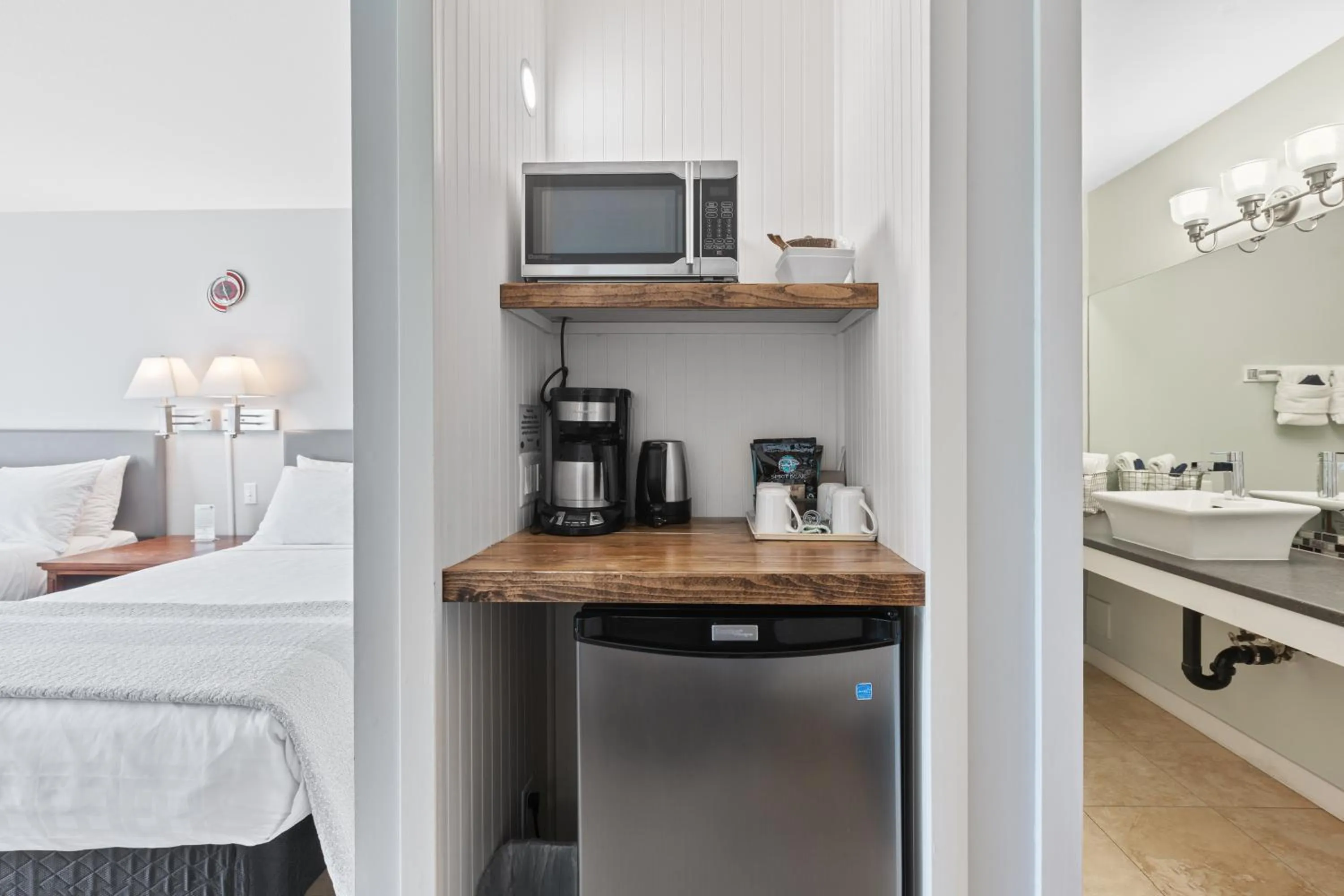 Coffee/tea facilities, Bed in Tofino Motel Harbourview