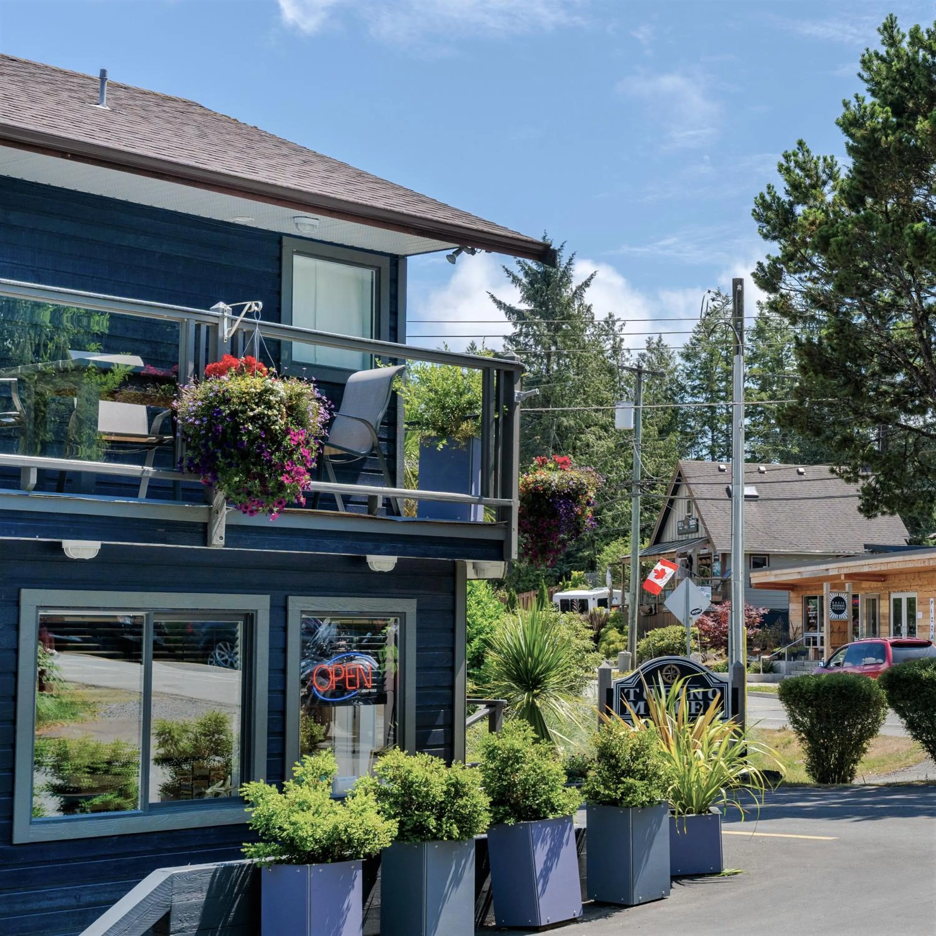 Facade/entrance in Tofino Motel Harbourview