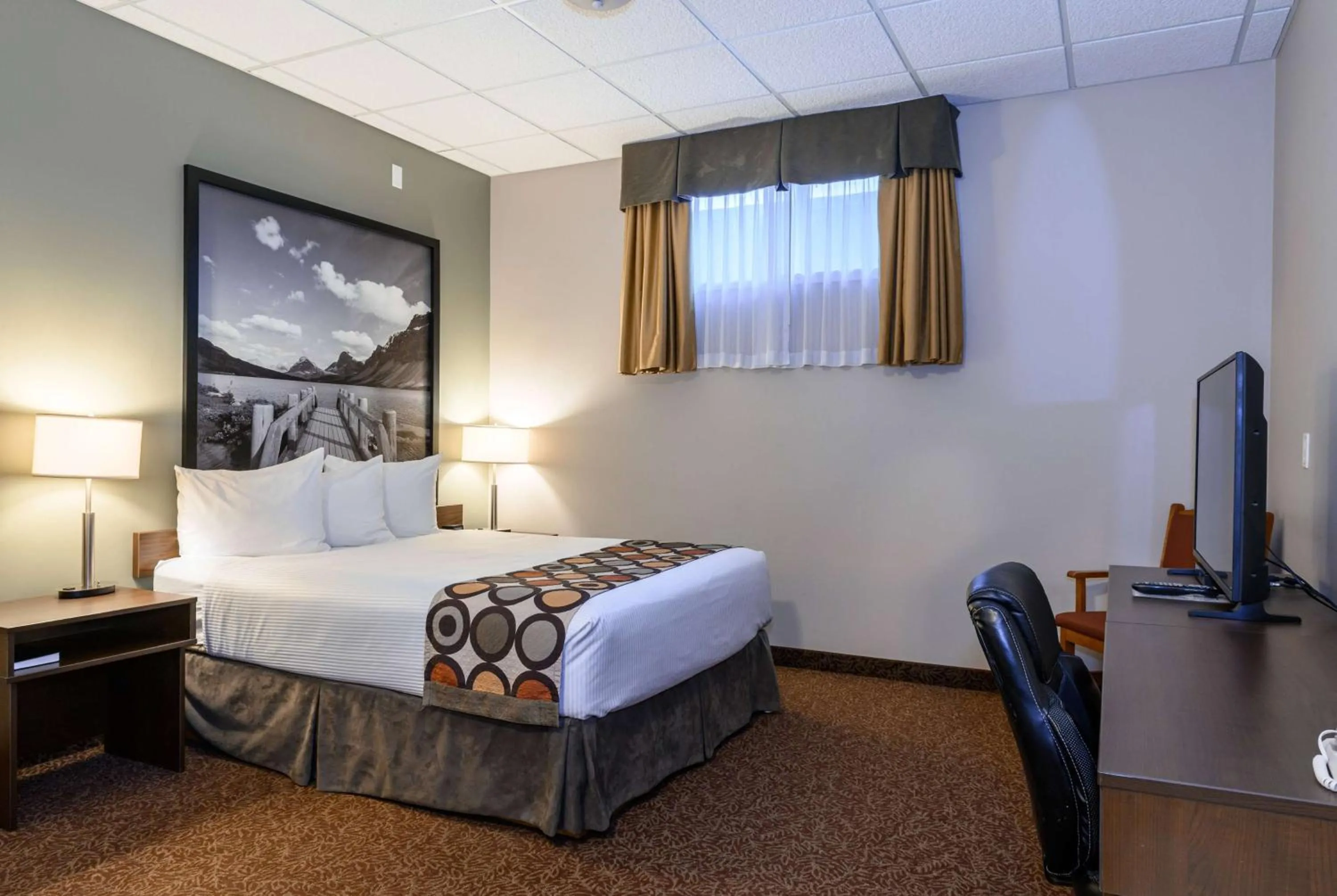 Bedroom, Bed in Super 8 by Wyndham Cochrane