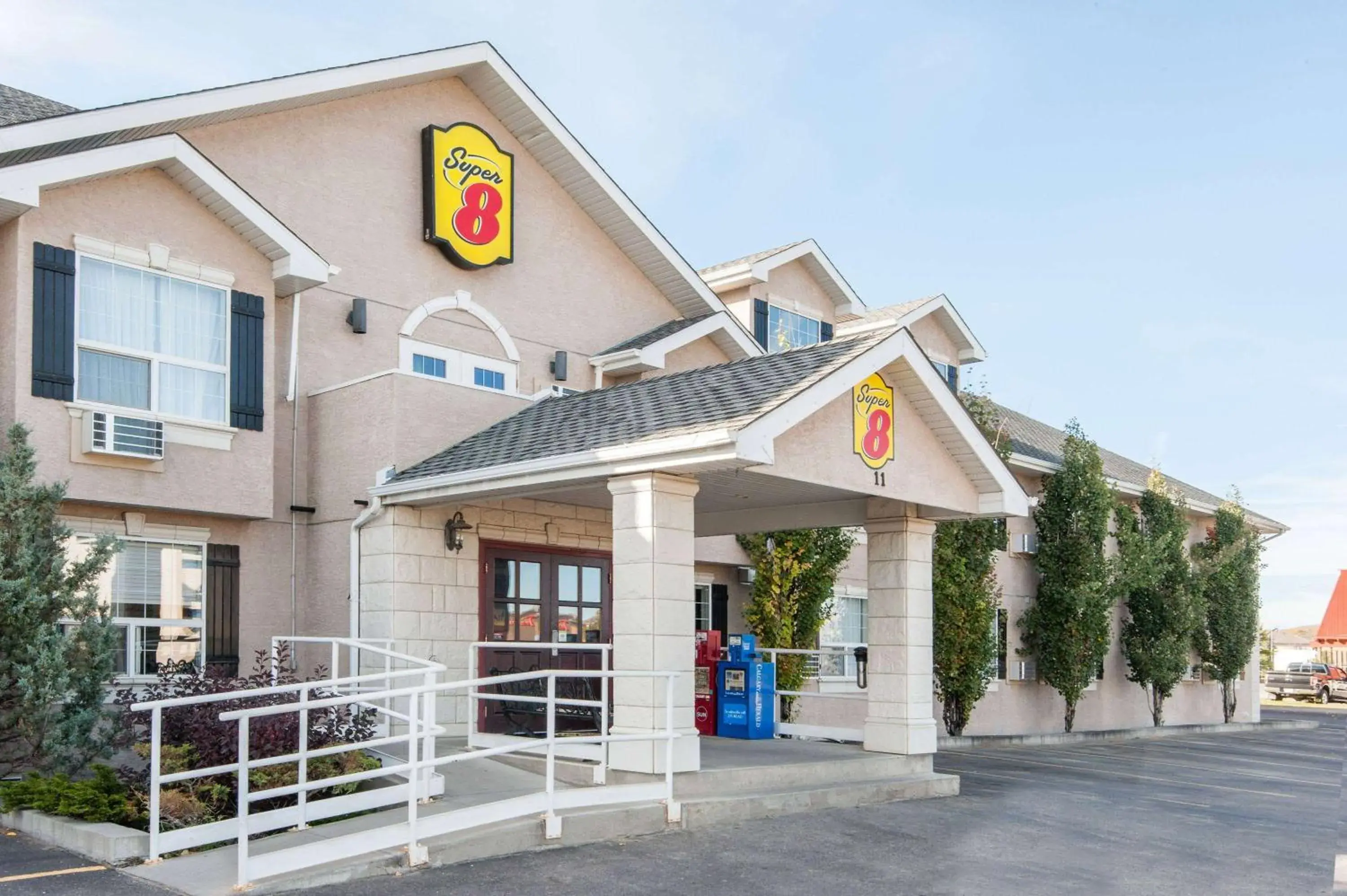Property building in Super 8 by Wyndham Cochrane Property building in Super 8 by Wyndham Cochrane