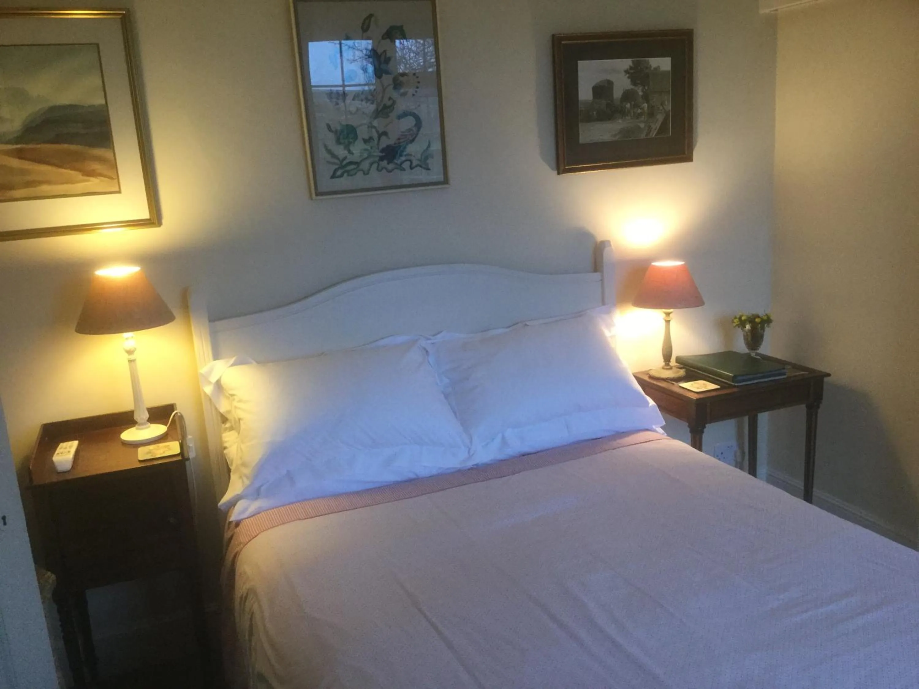 Bedroom, Bed in Deverill End