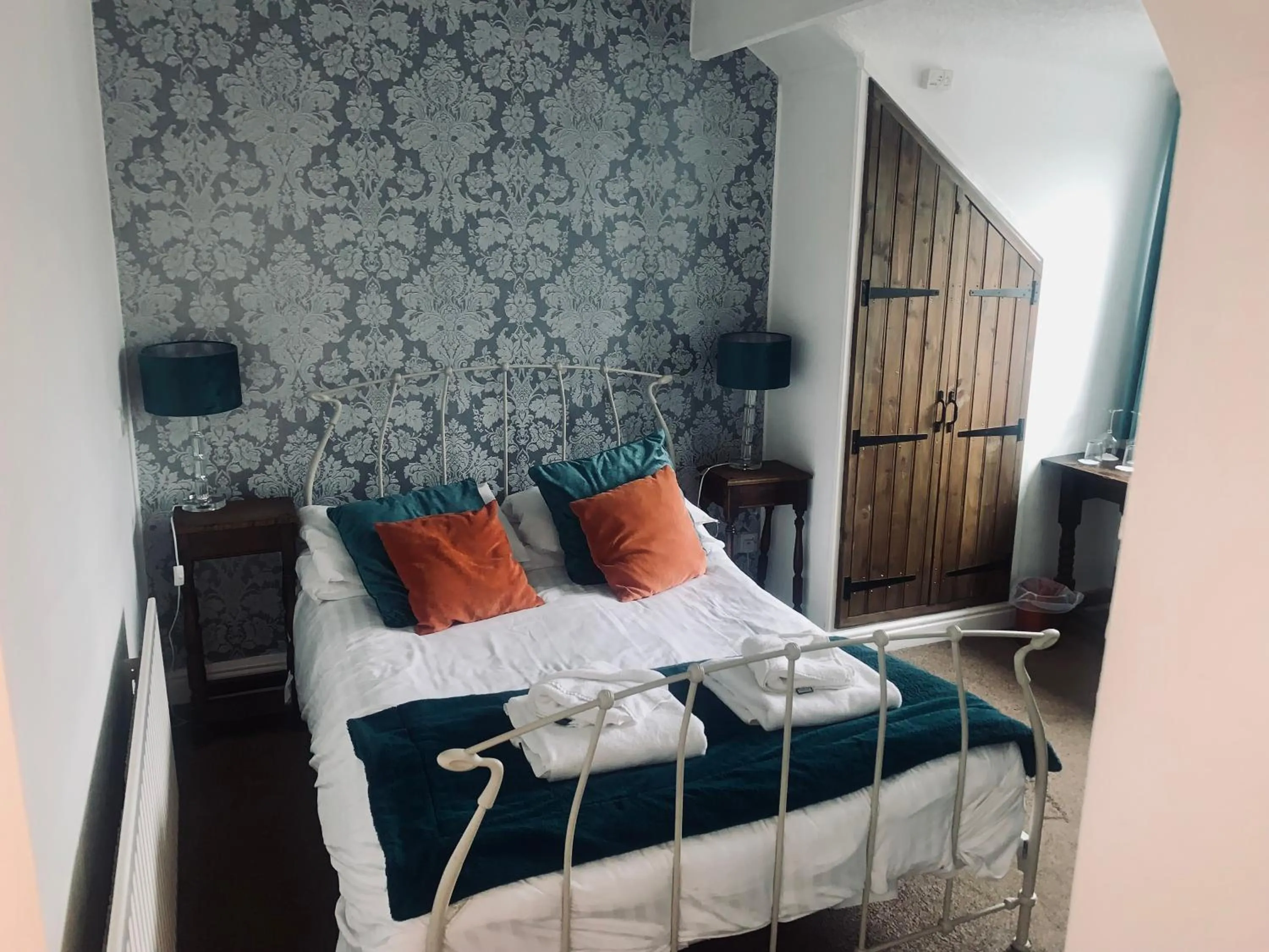 Bed in Ye Olde Nags Head