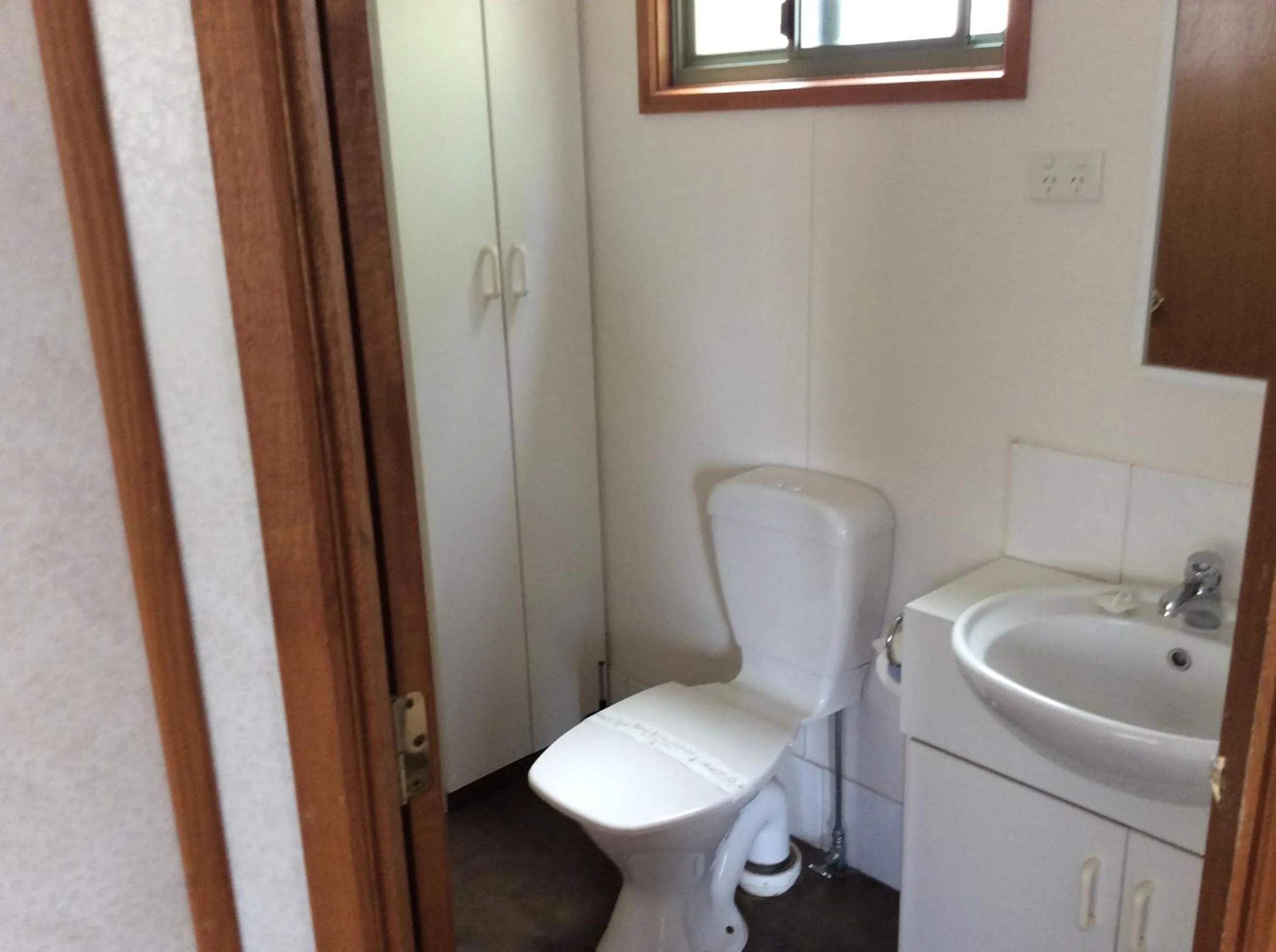 Toilet in Golden Country Motel and Caravan Park