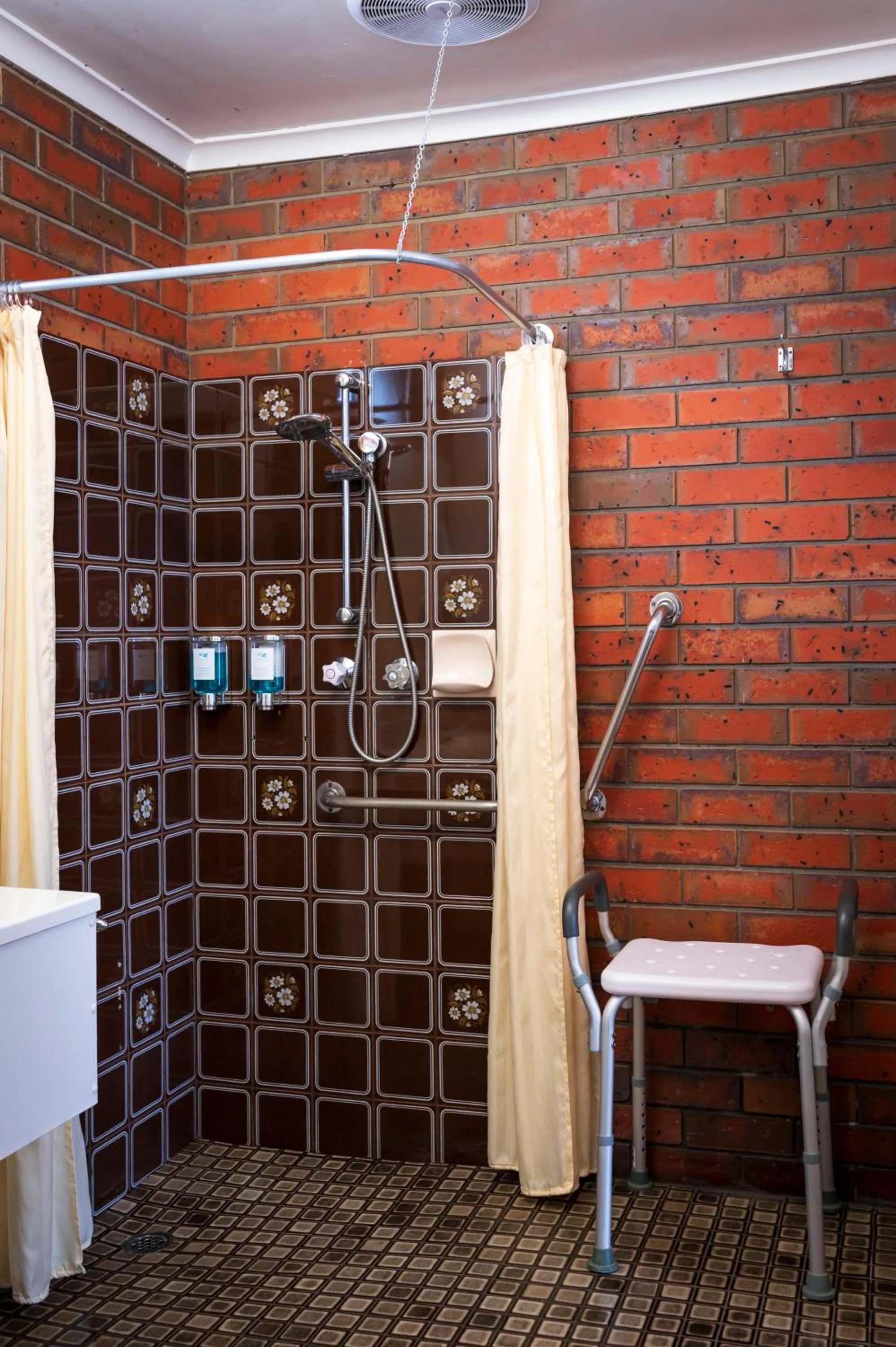 Shower in Golden Country Motel and Caravan Park