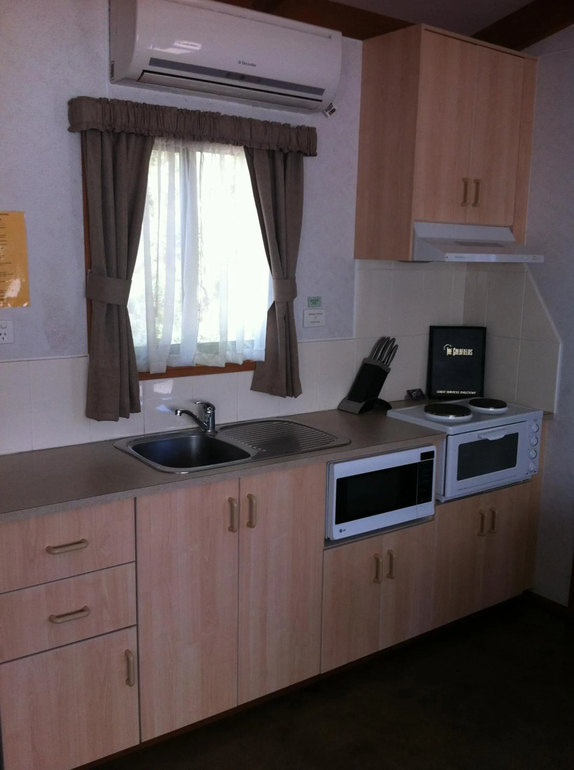 Kitchen or kitchenette in Golden Country Motel and Caravan Park