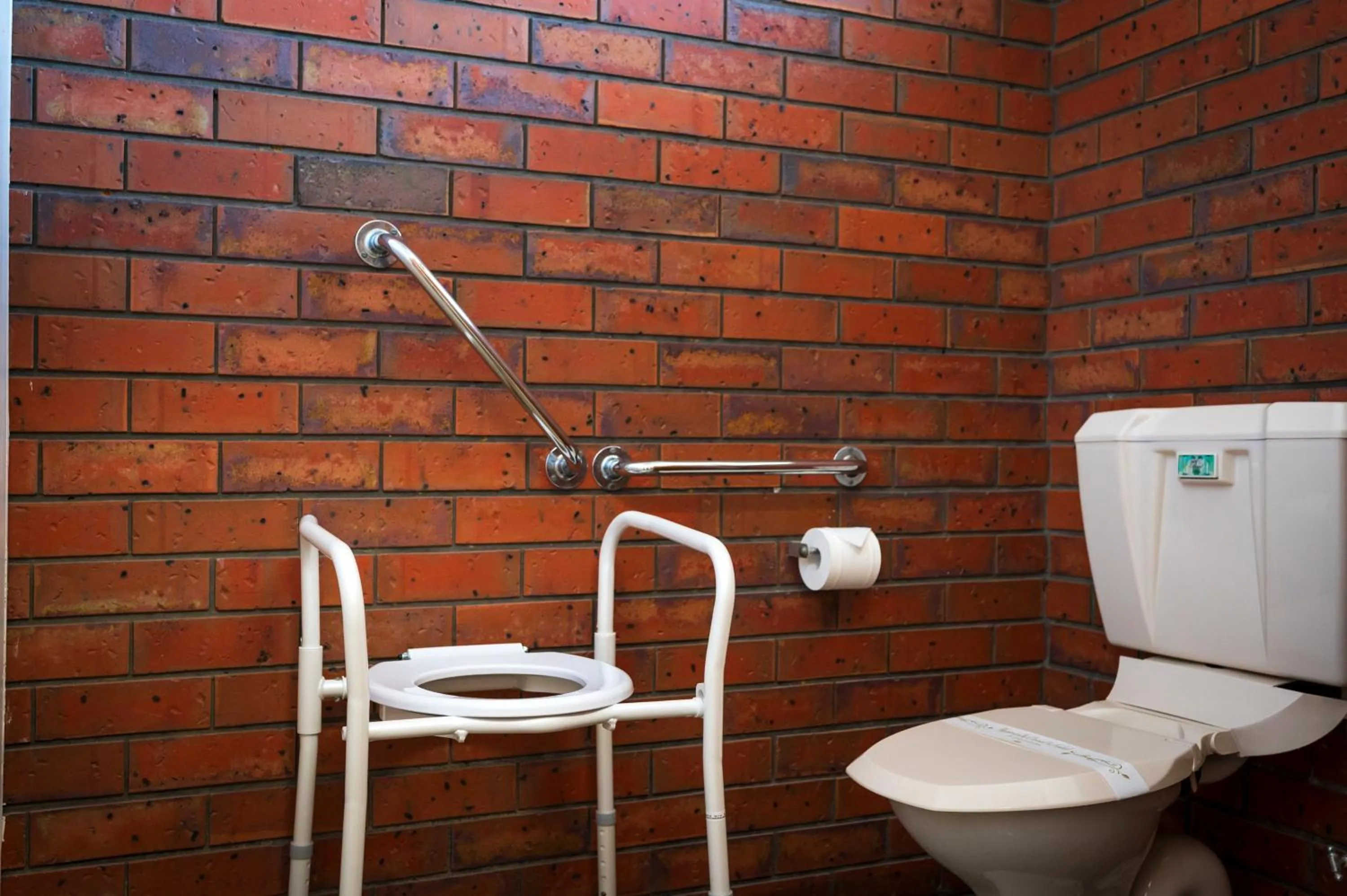 Toilet in Golden Country Motel and Caravan Park