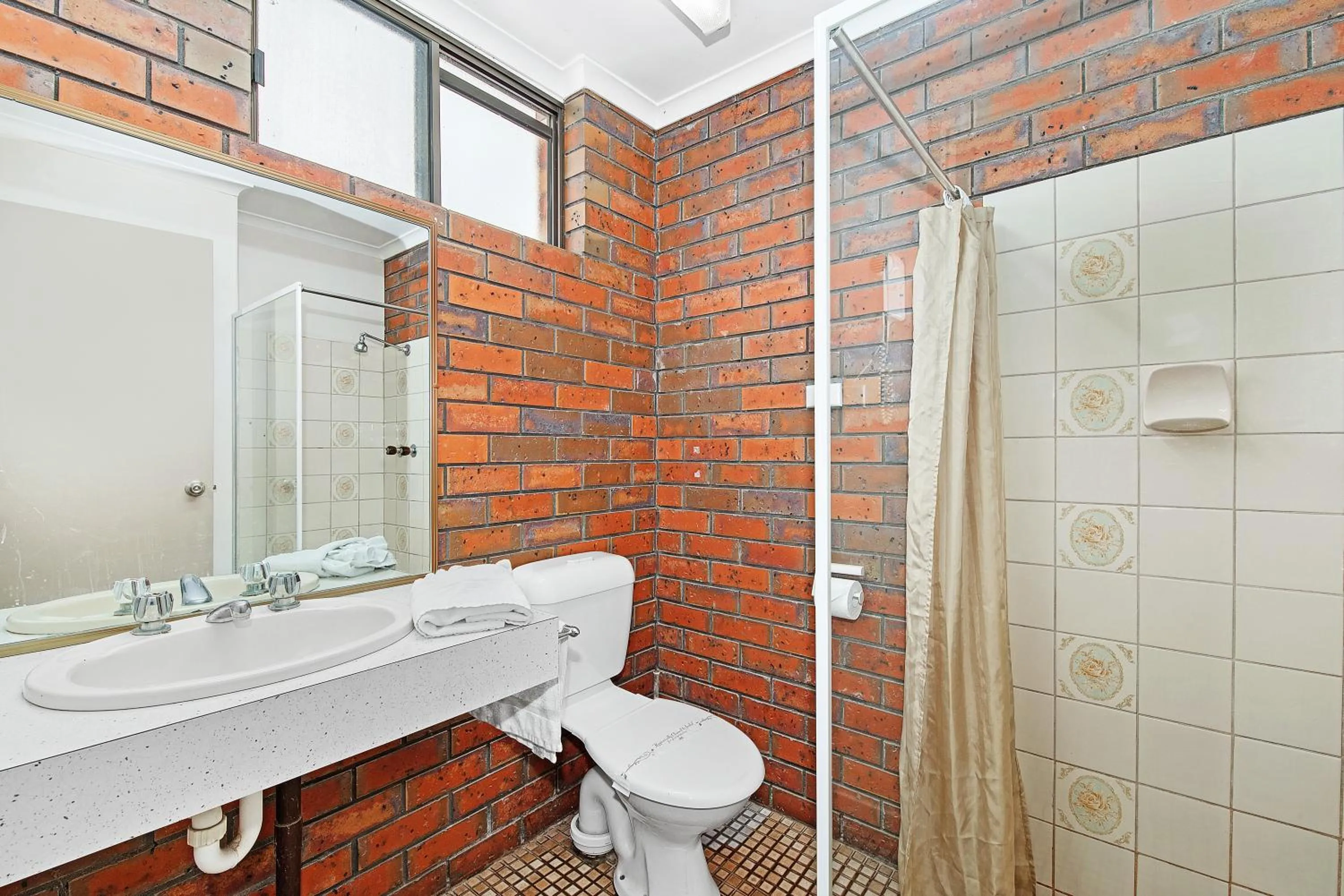 Bathroom in Golden Country Motel and Caravan Park