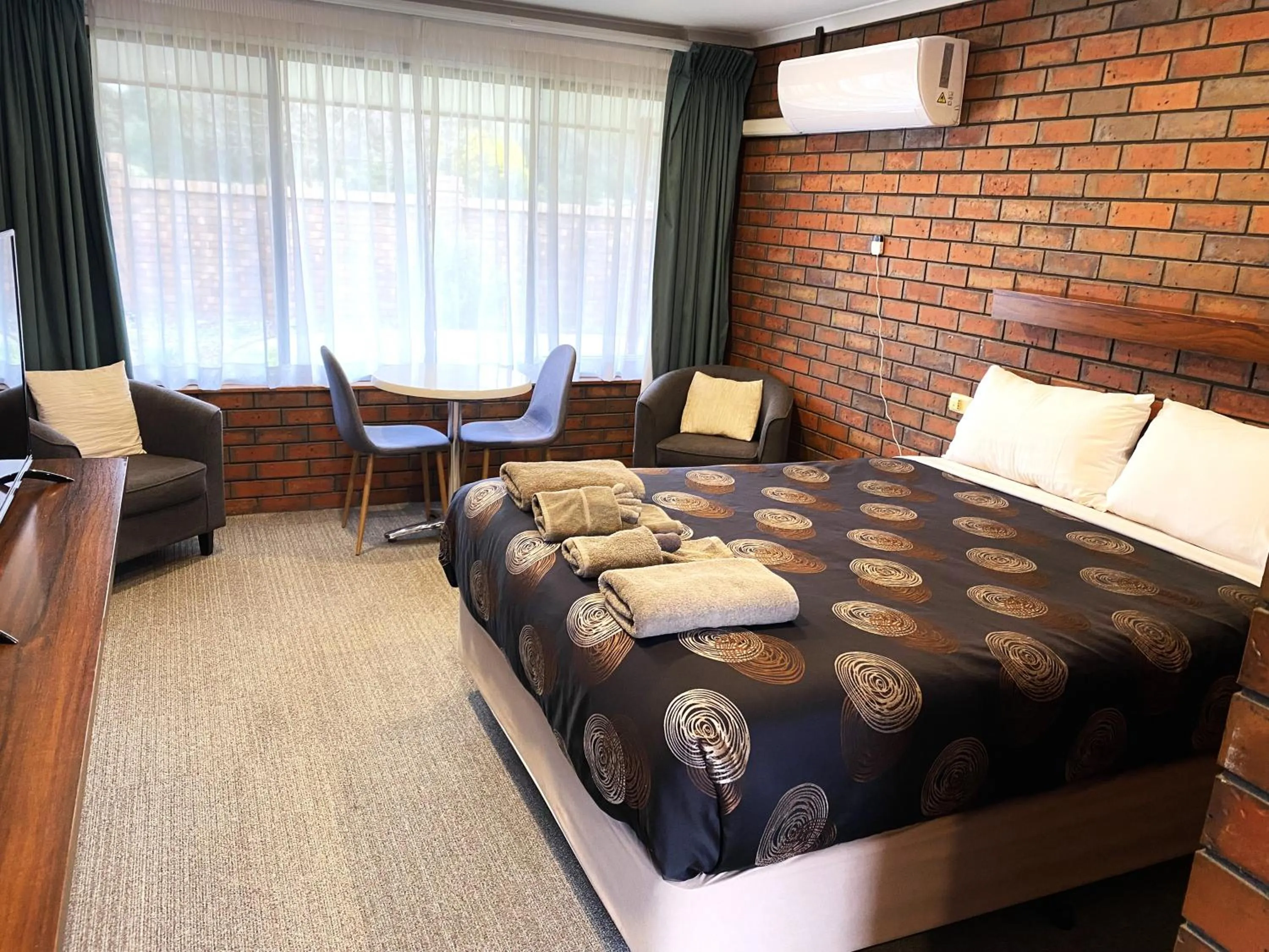 Bedroom, Bed in Golden Country Motel and Caravan Park