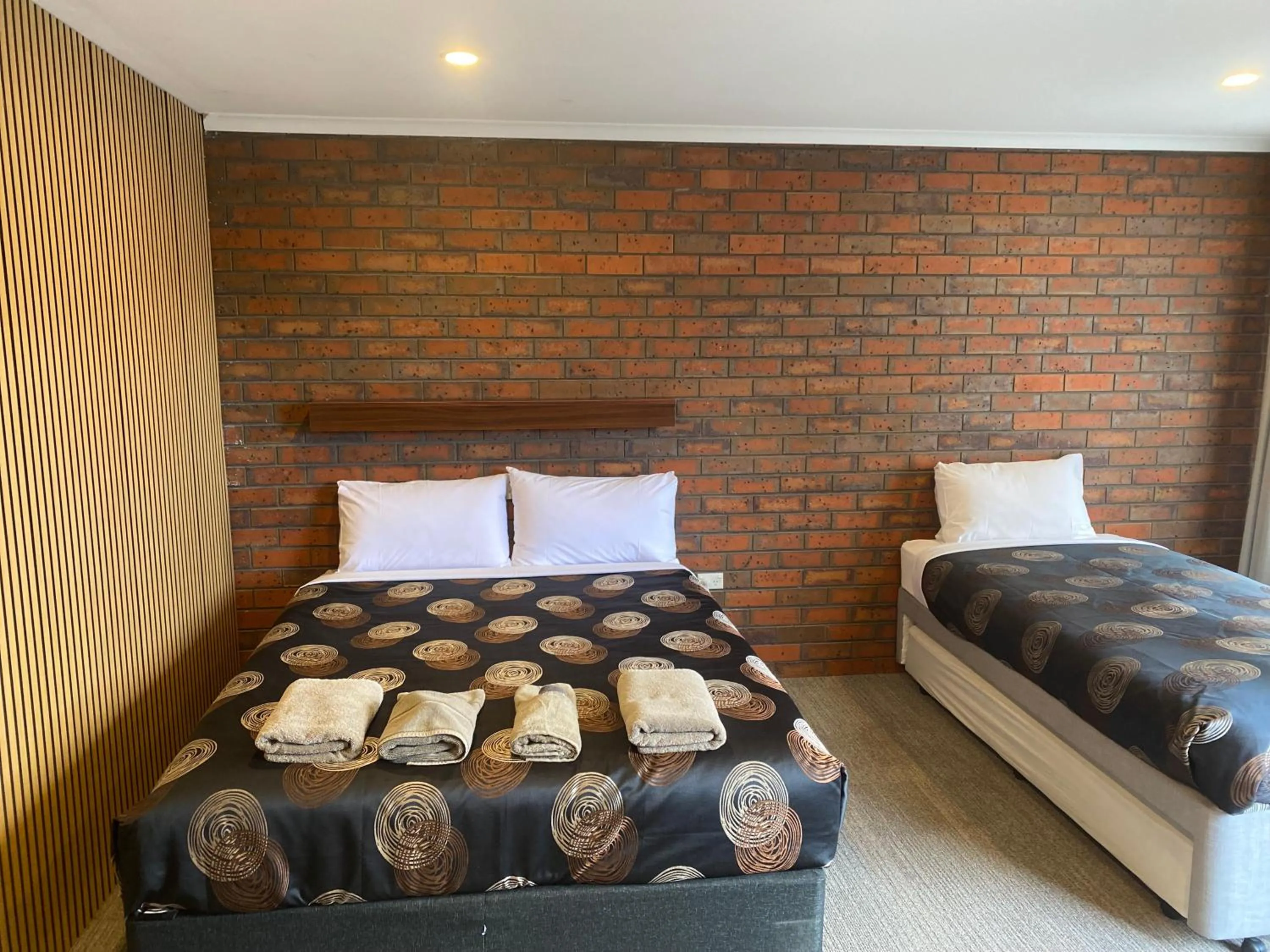 Bed in Golden Country Motel and Caravan Park