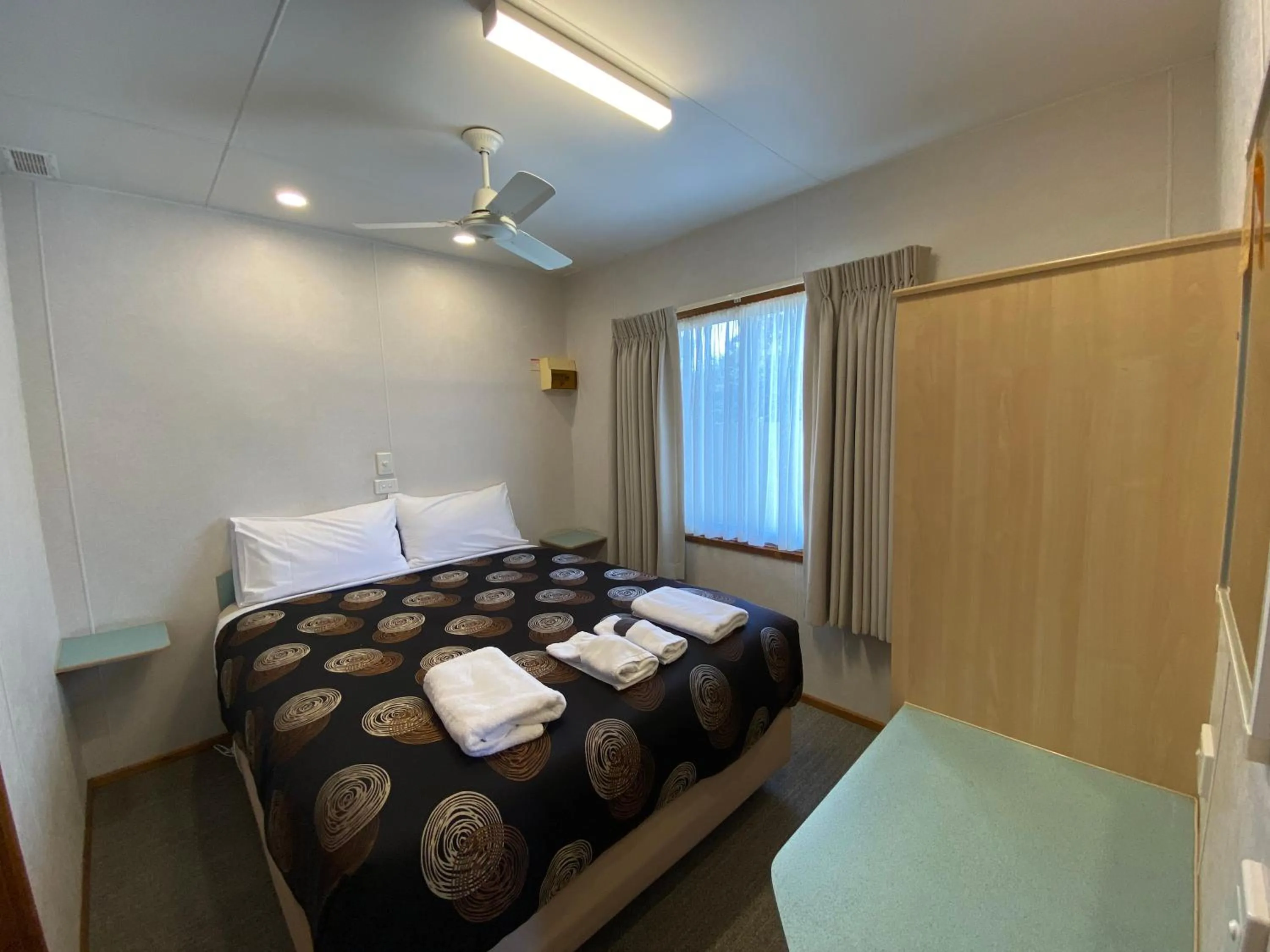 Bedroom, Bed in Golden Country Motel and Caravan Park