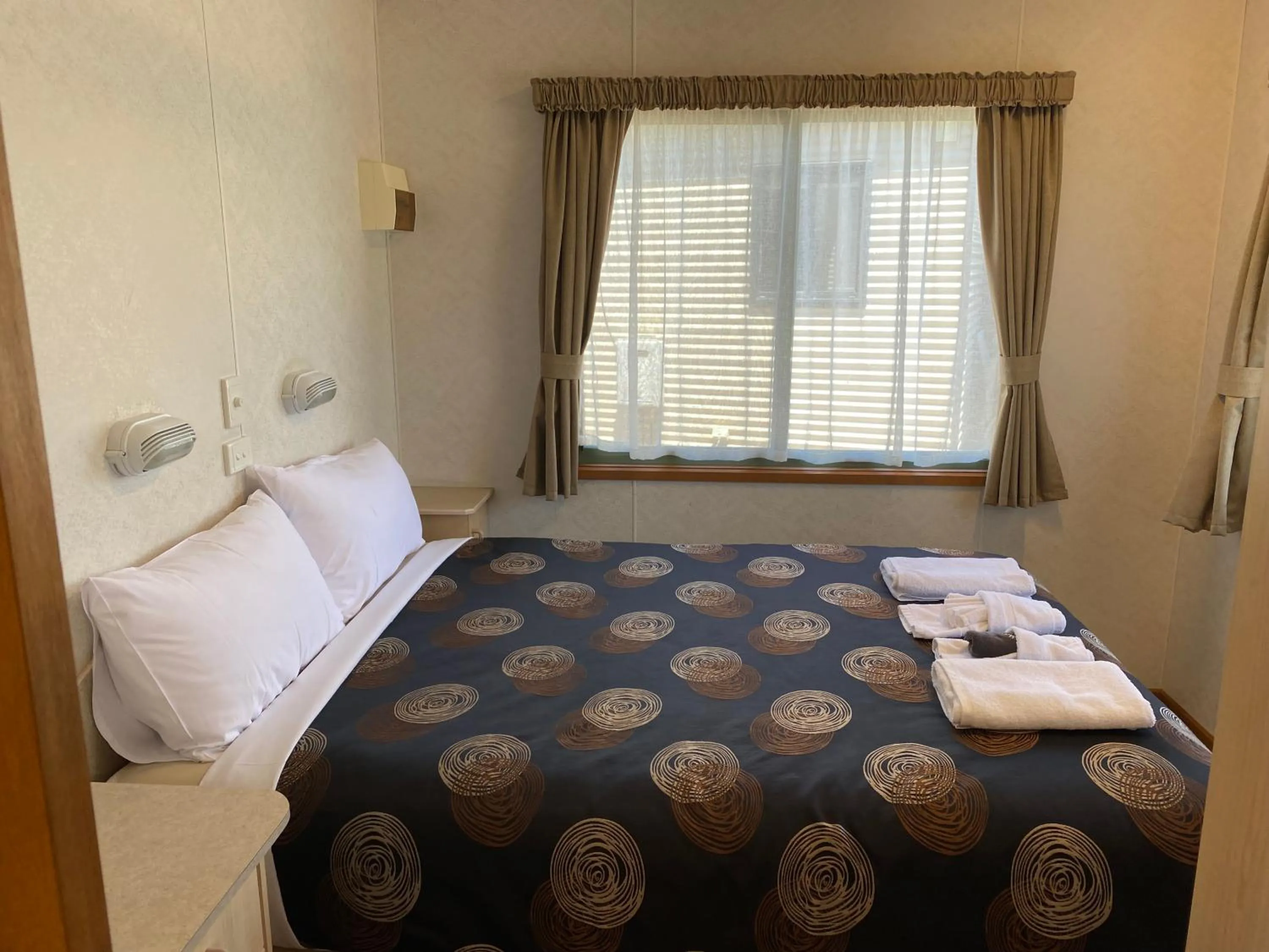 Bedroom, Bed in Golden Country Motel and Caravan Park