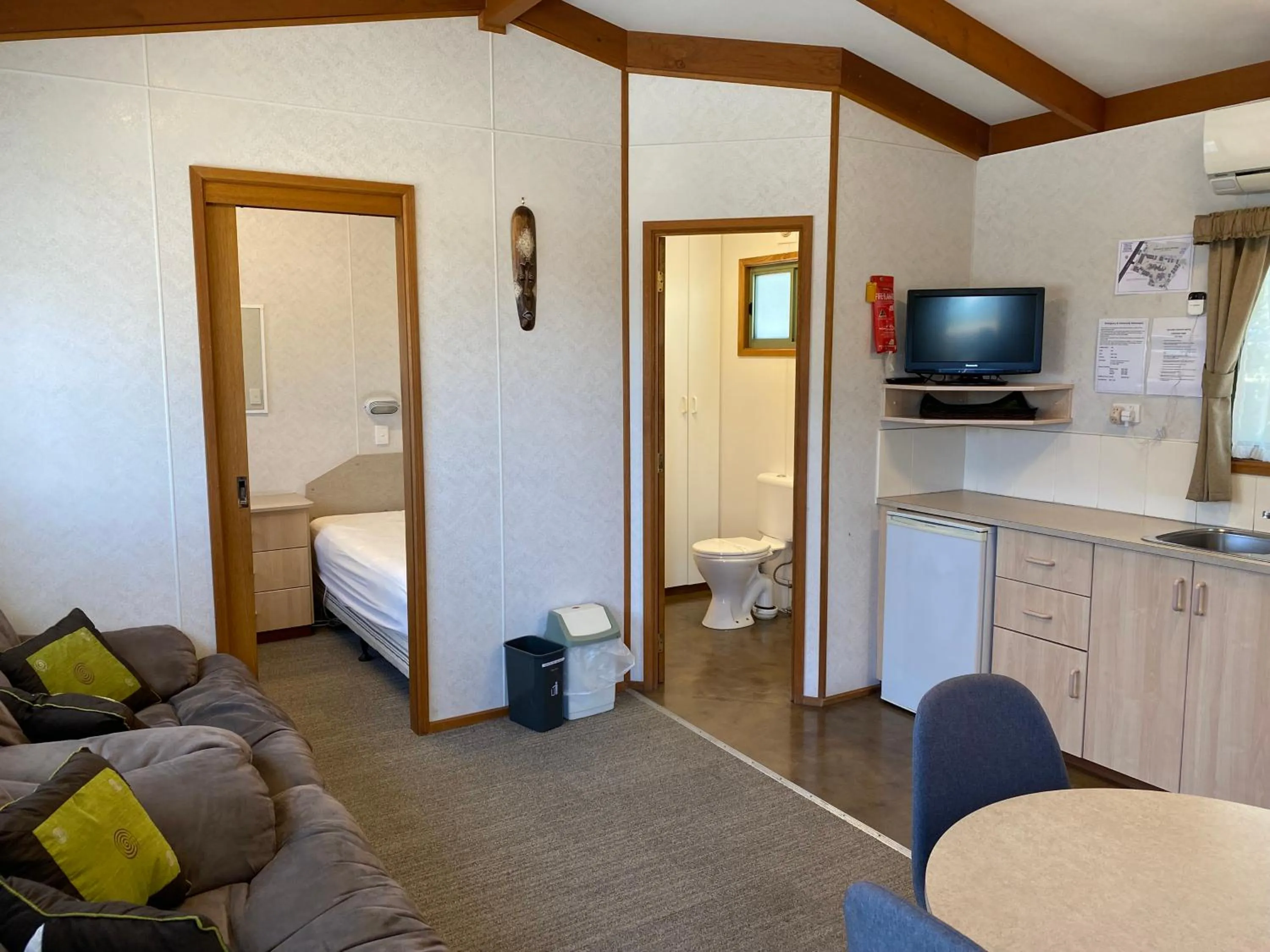 Bathroom in Golden Country Motel and Caravan Park
