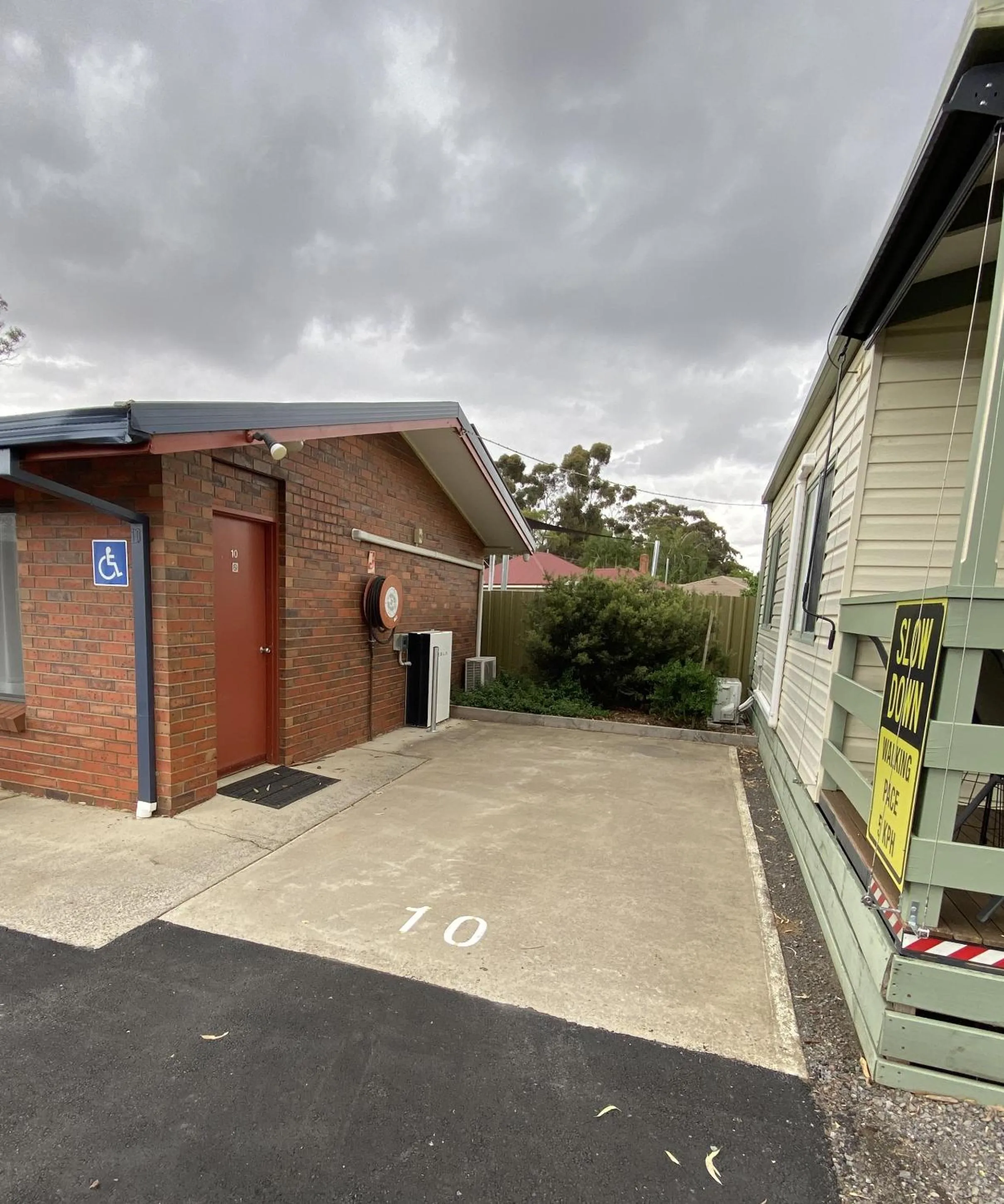 Parking in Golden Country Motel and Caravan Park