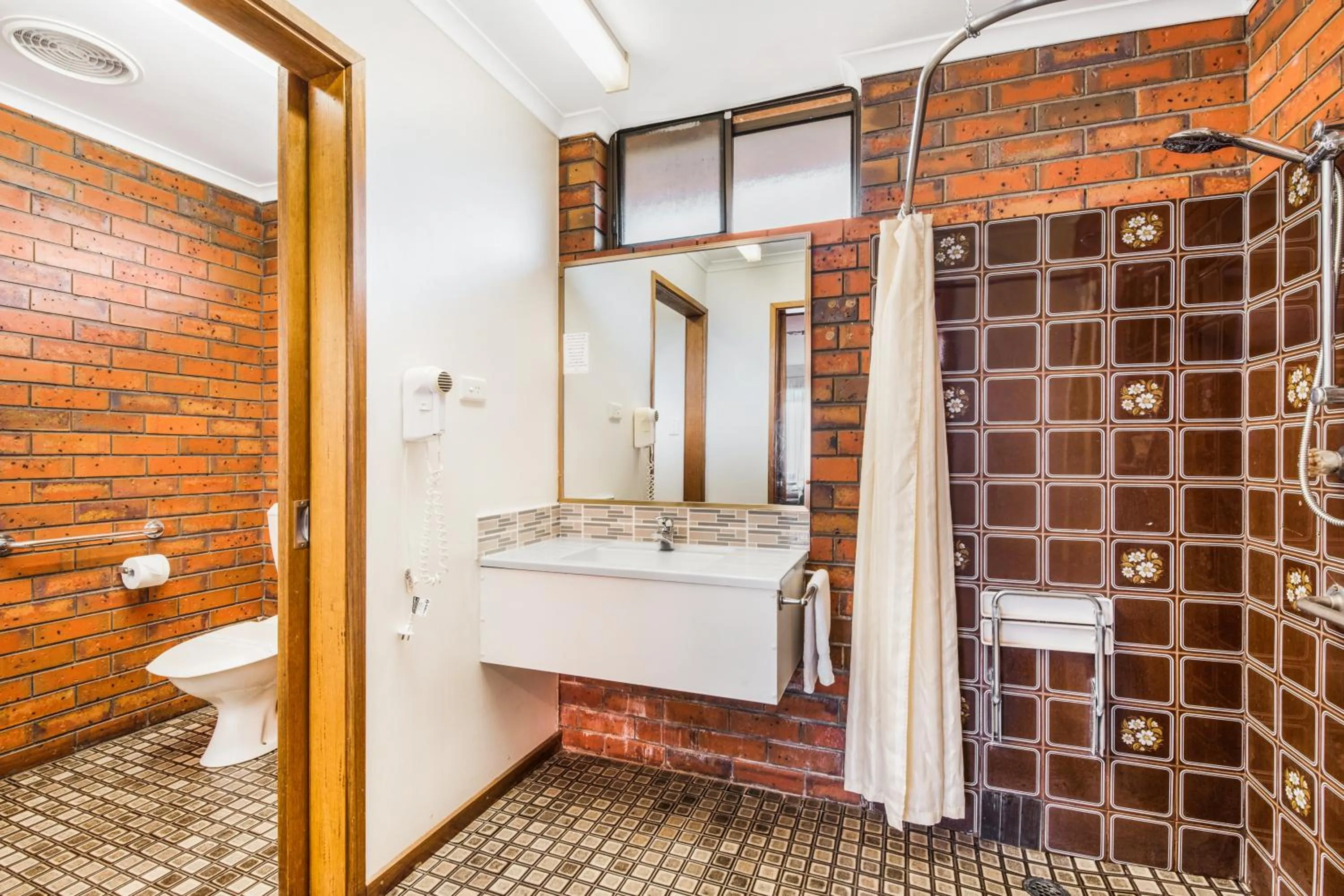 Bathroom in Golden Country Motel and Caravan Park