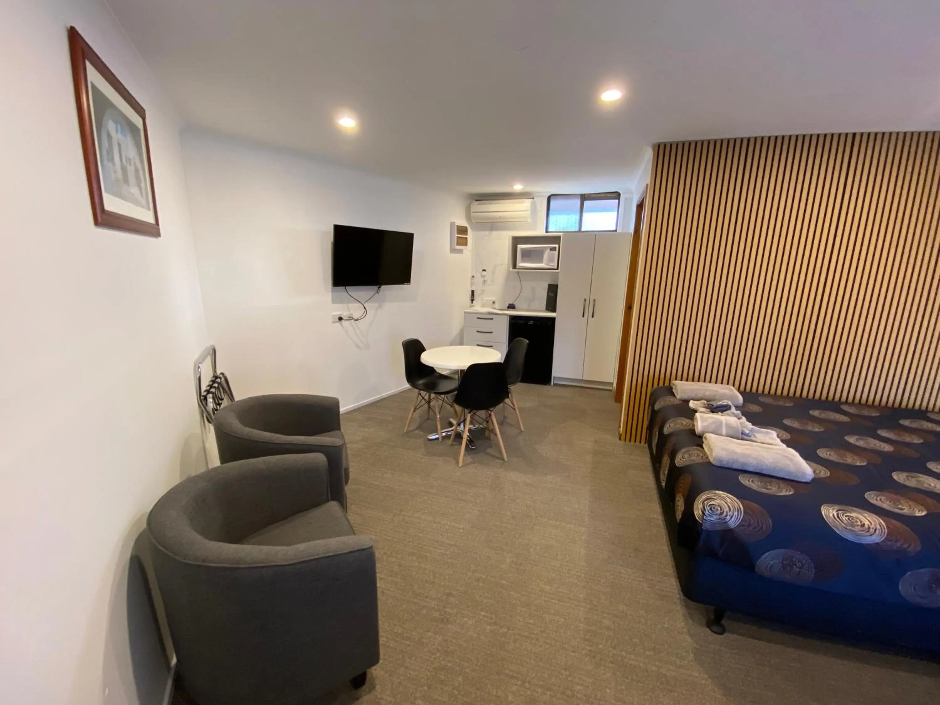 Seating area, Bed in Golden Country Motel and Caravan Park