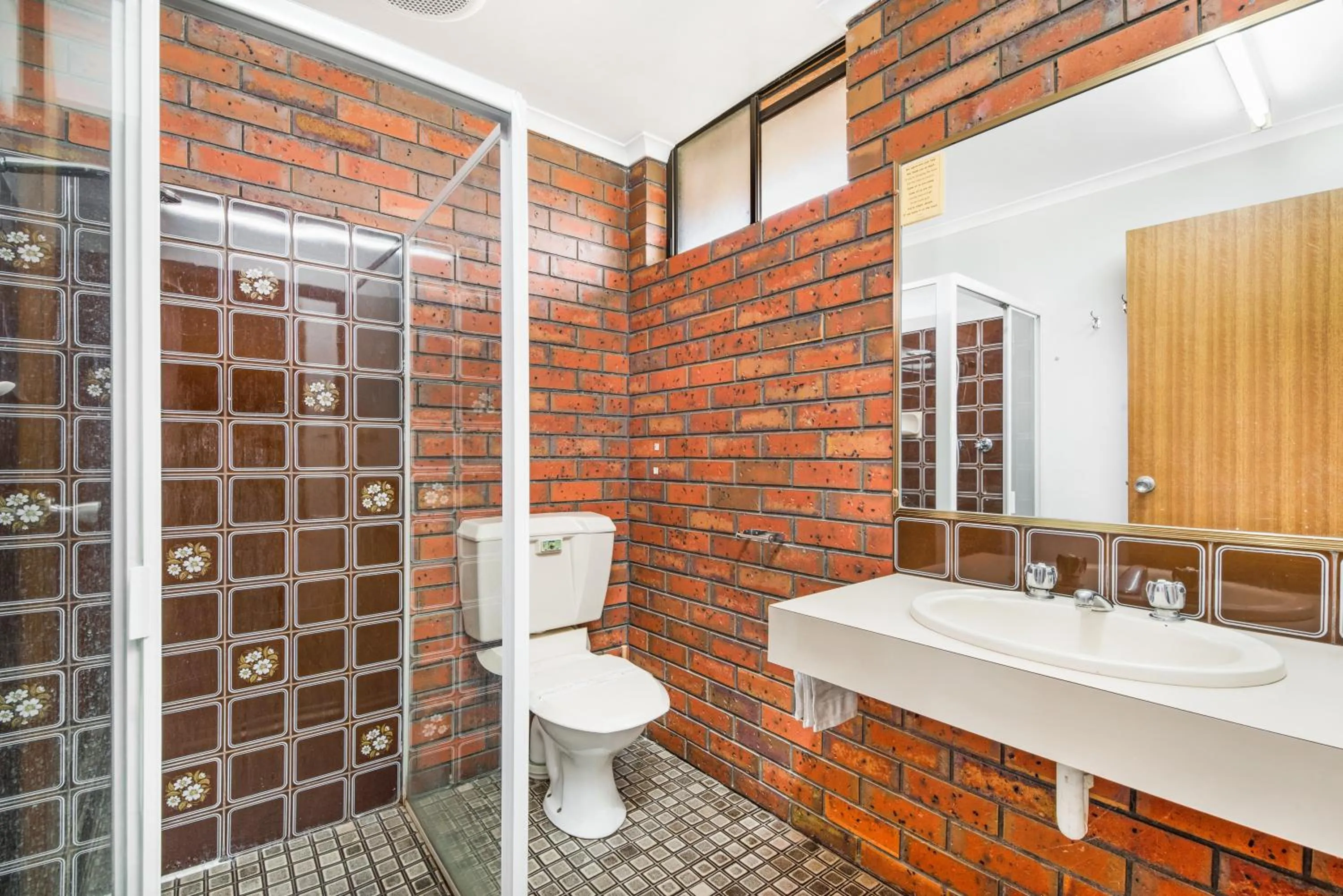 Bathroom in Golden Country Motel and Caravan Park