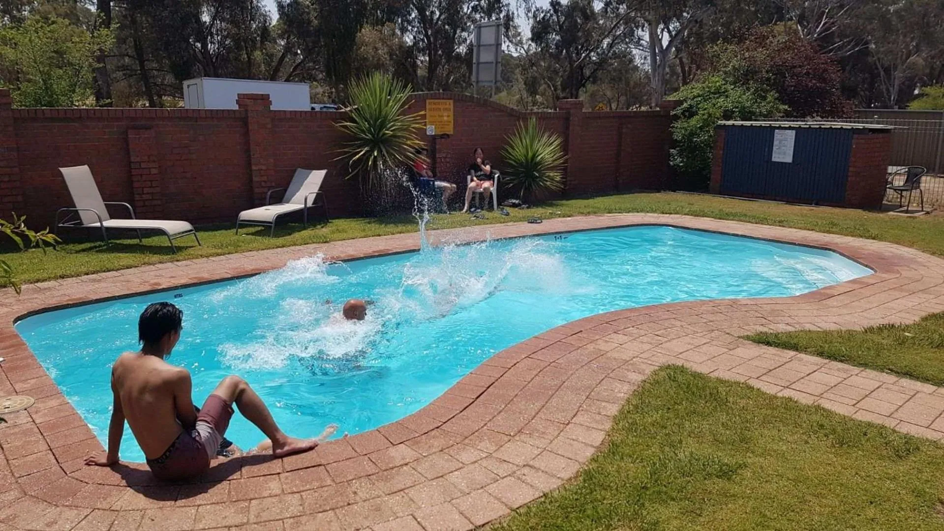 Swimming pool in Golden Country Motel and Caravan Park