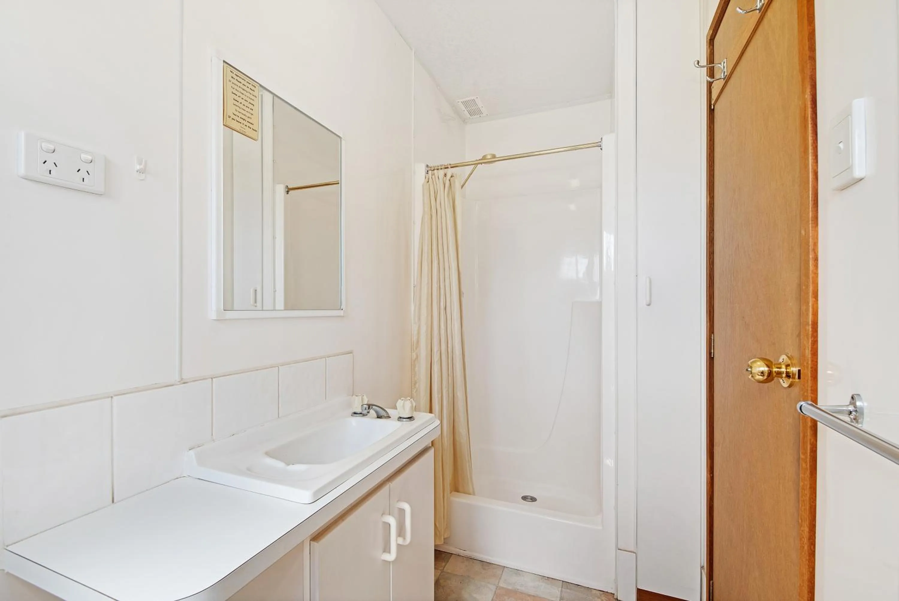 Bathroom in Golden Country Motel and Caravan Park