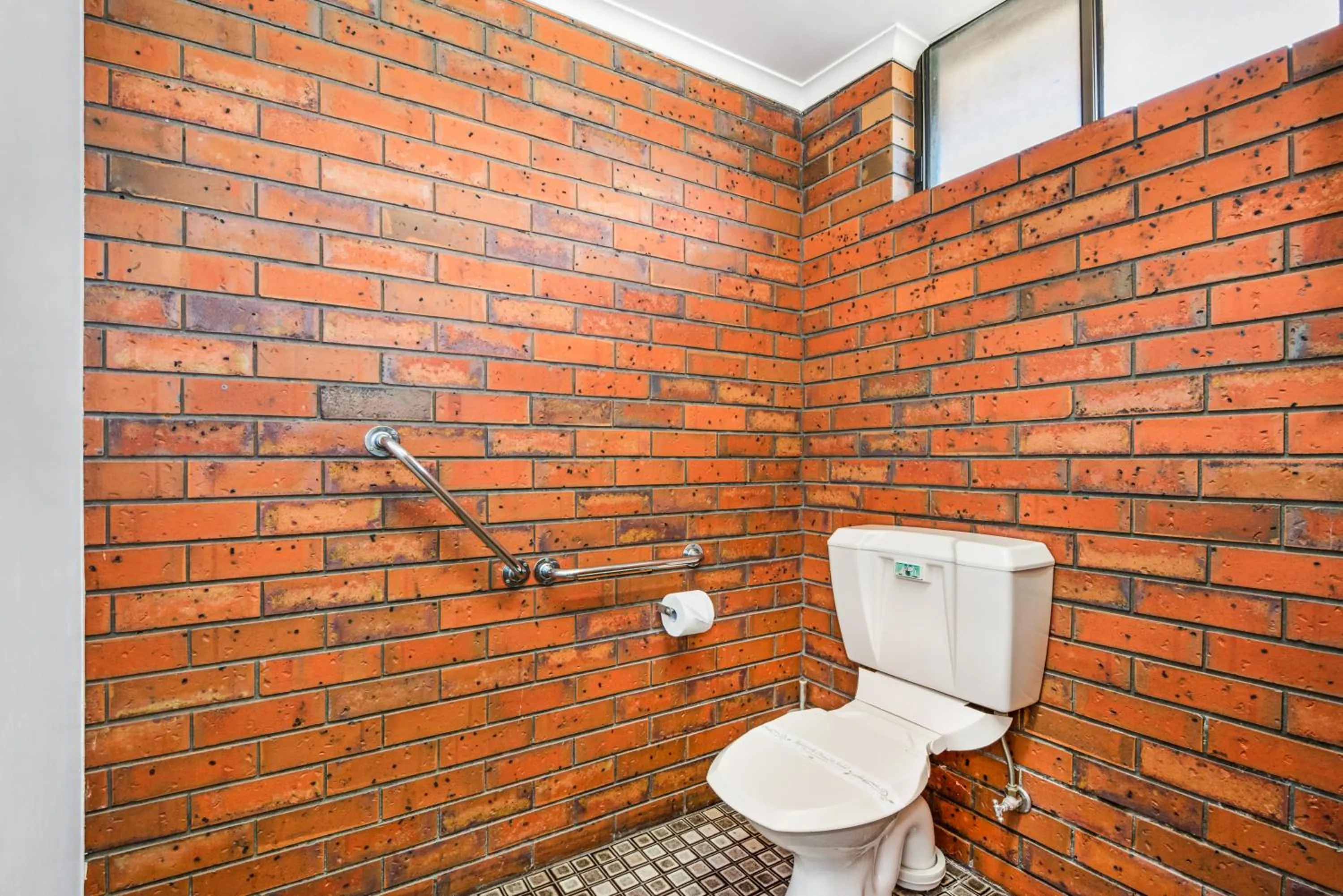 Bathroom in Golden Country Motel and Caravan Park