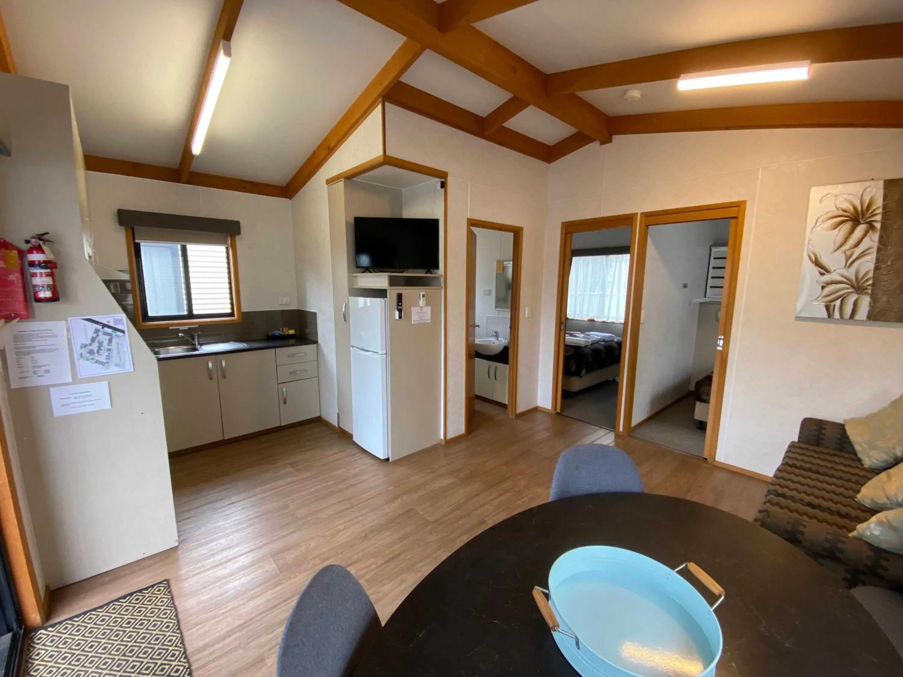 Kitchen or kitchenette in Golden Country Motel and Caravan Park