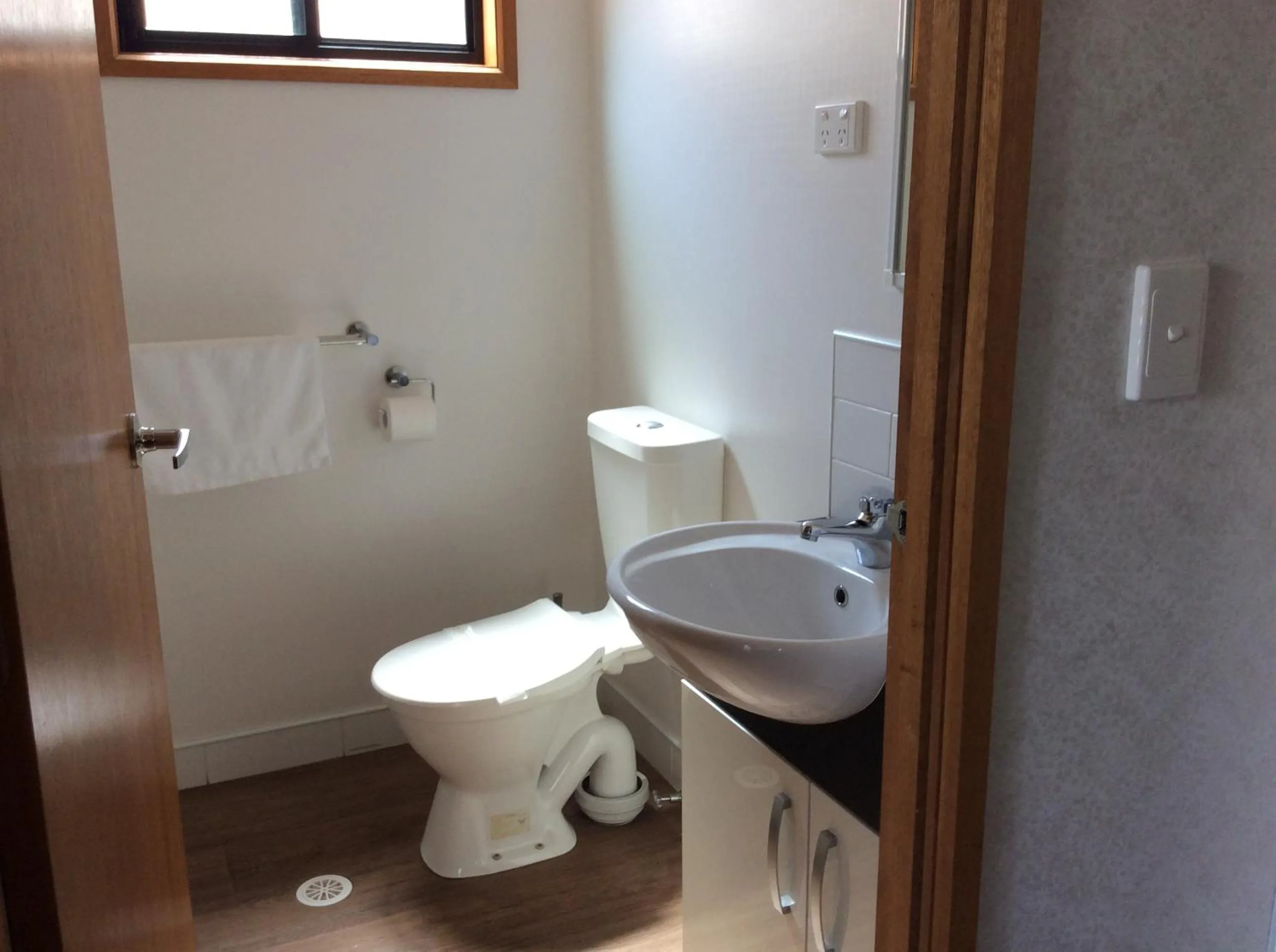 Bathroom in Golden Country Motel and Caravan Park