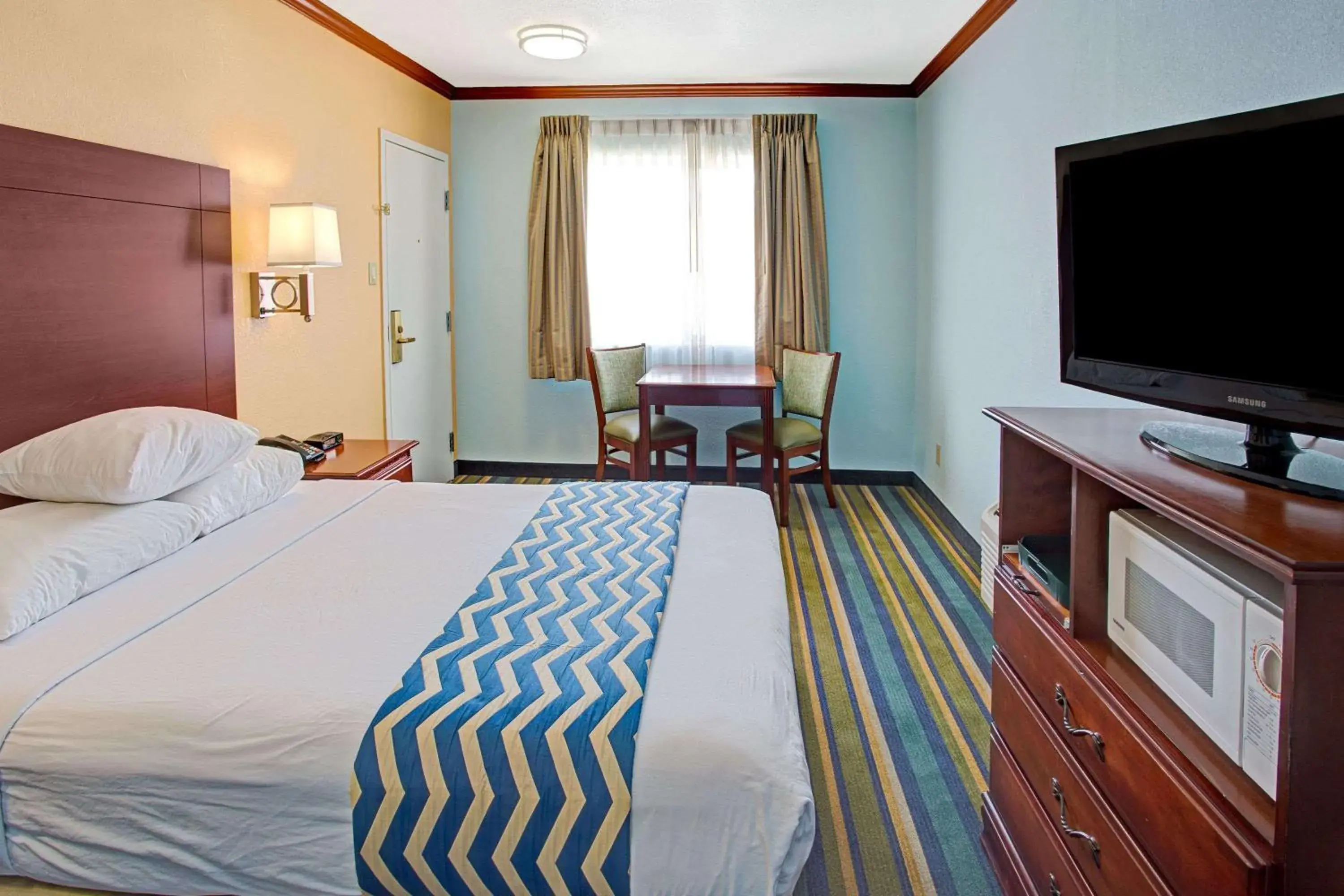 Queen Room - Non-Smoking in Travelodge by Wyndham Bishop Queen Room - Non-Smoking in Travelodge by Wyndham Bishop