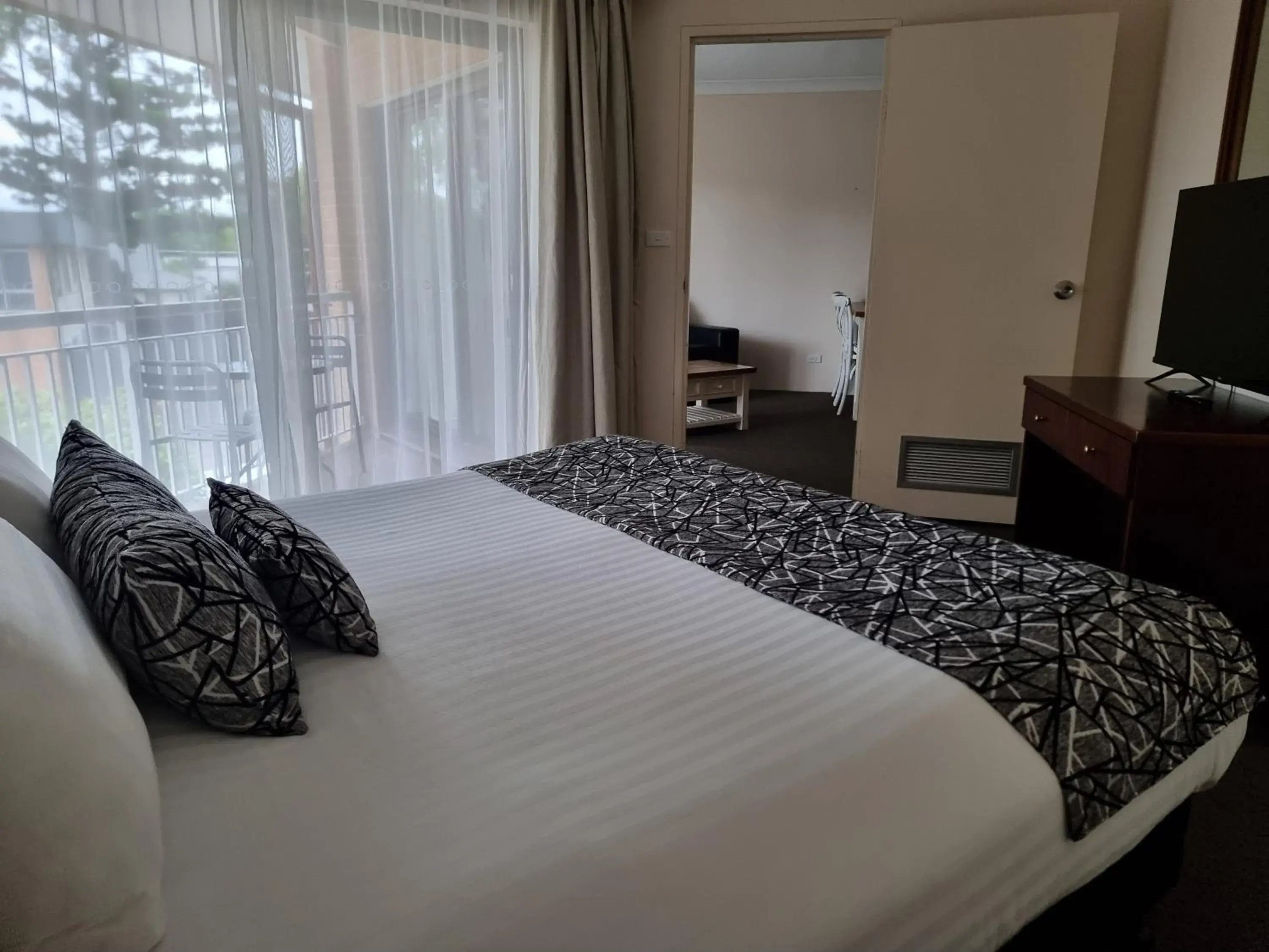 Executive King Suite - Balcony in Charbonnier Motor Inn Executive King Suite - Balcony in Charbonnier Motor Inn