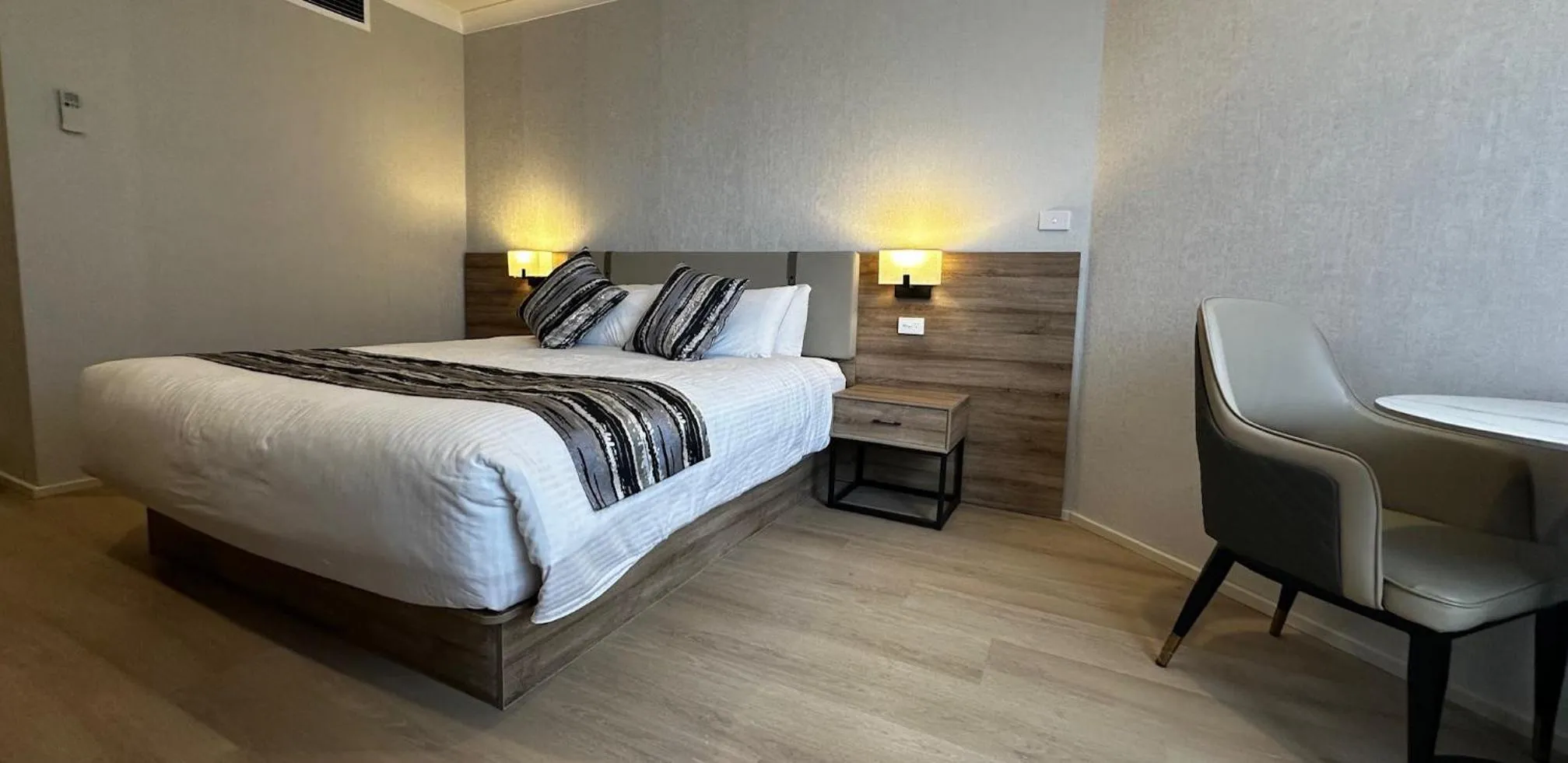 Bedroom, Bed in Charbonnier Motor Inn