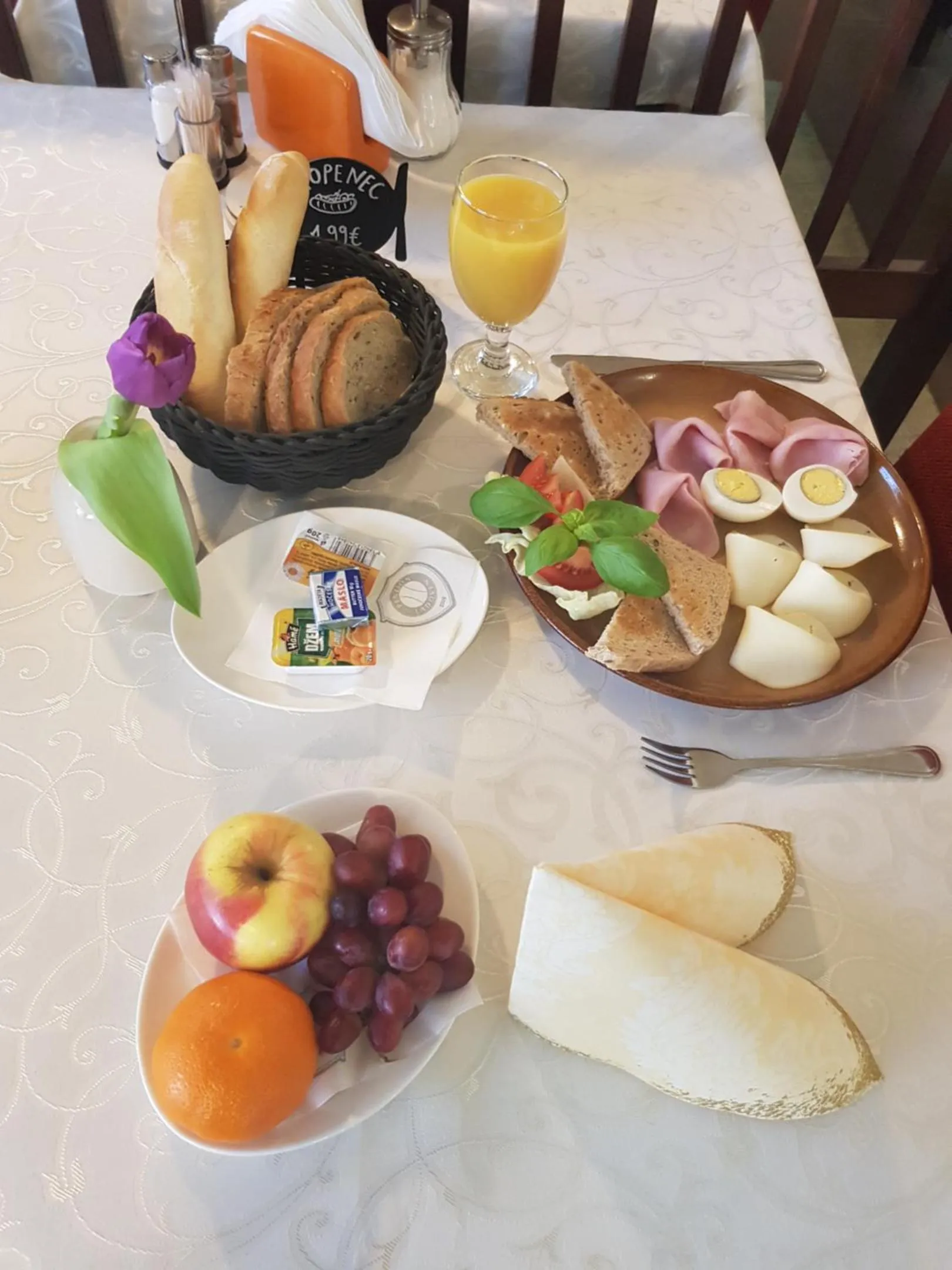 Breakfast in VILLA CENTRUM APARTMÁNY s RAŇAJKAMI A SAUNOU