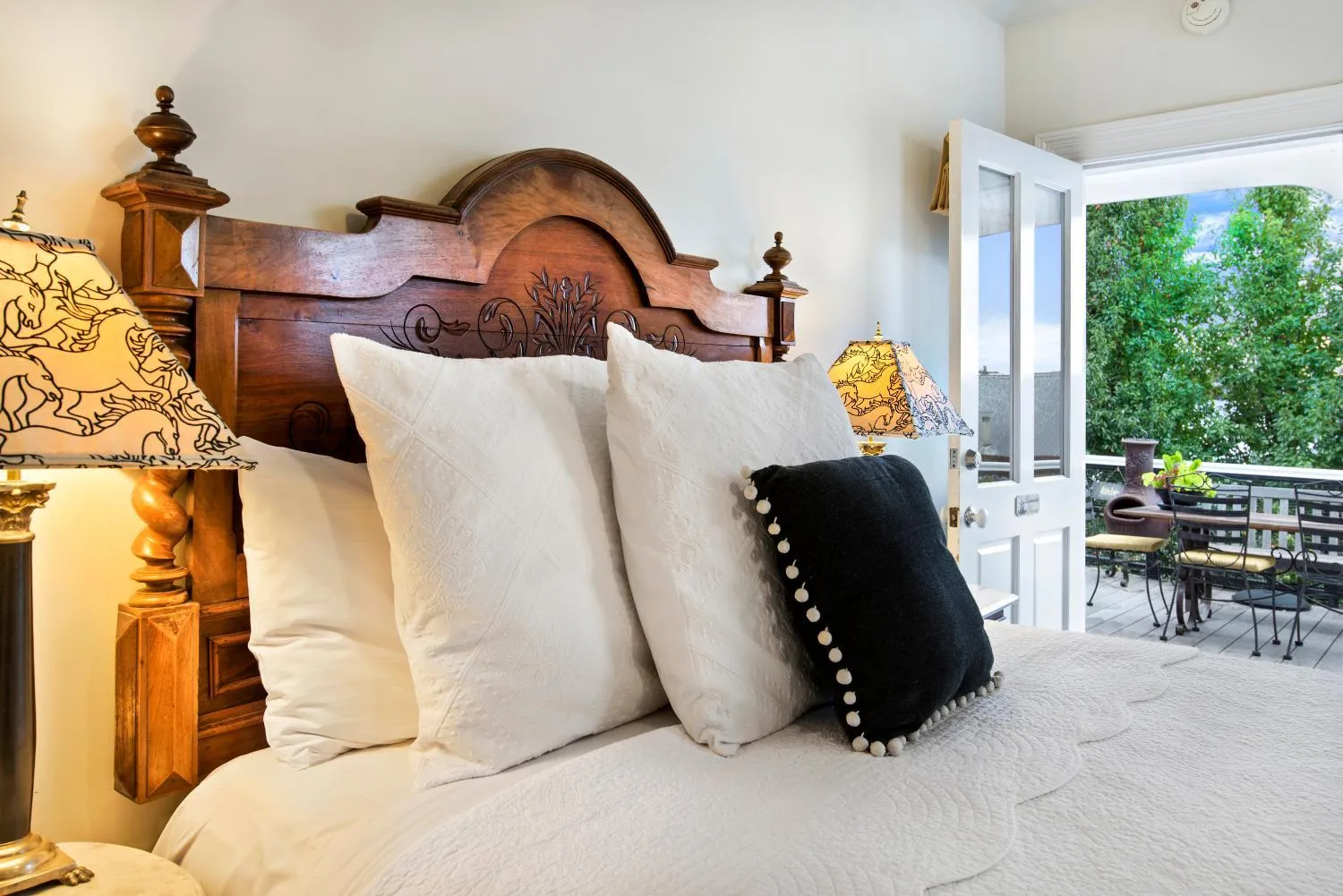 Garden view in Captains Retreat Apartments and Cottages