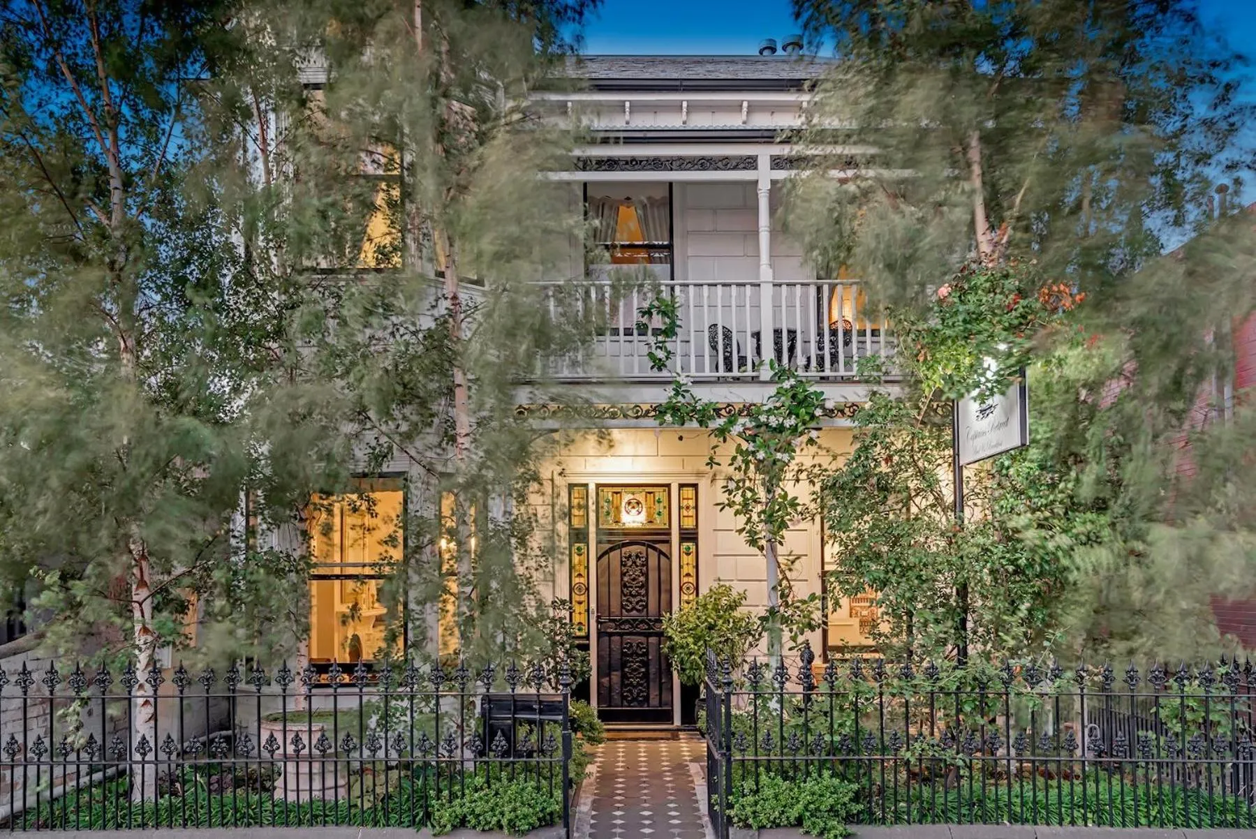 Facade/entrance in Captains Retreat Apartments and Cottages