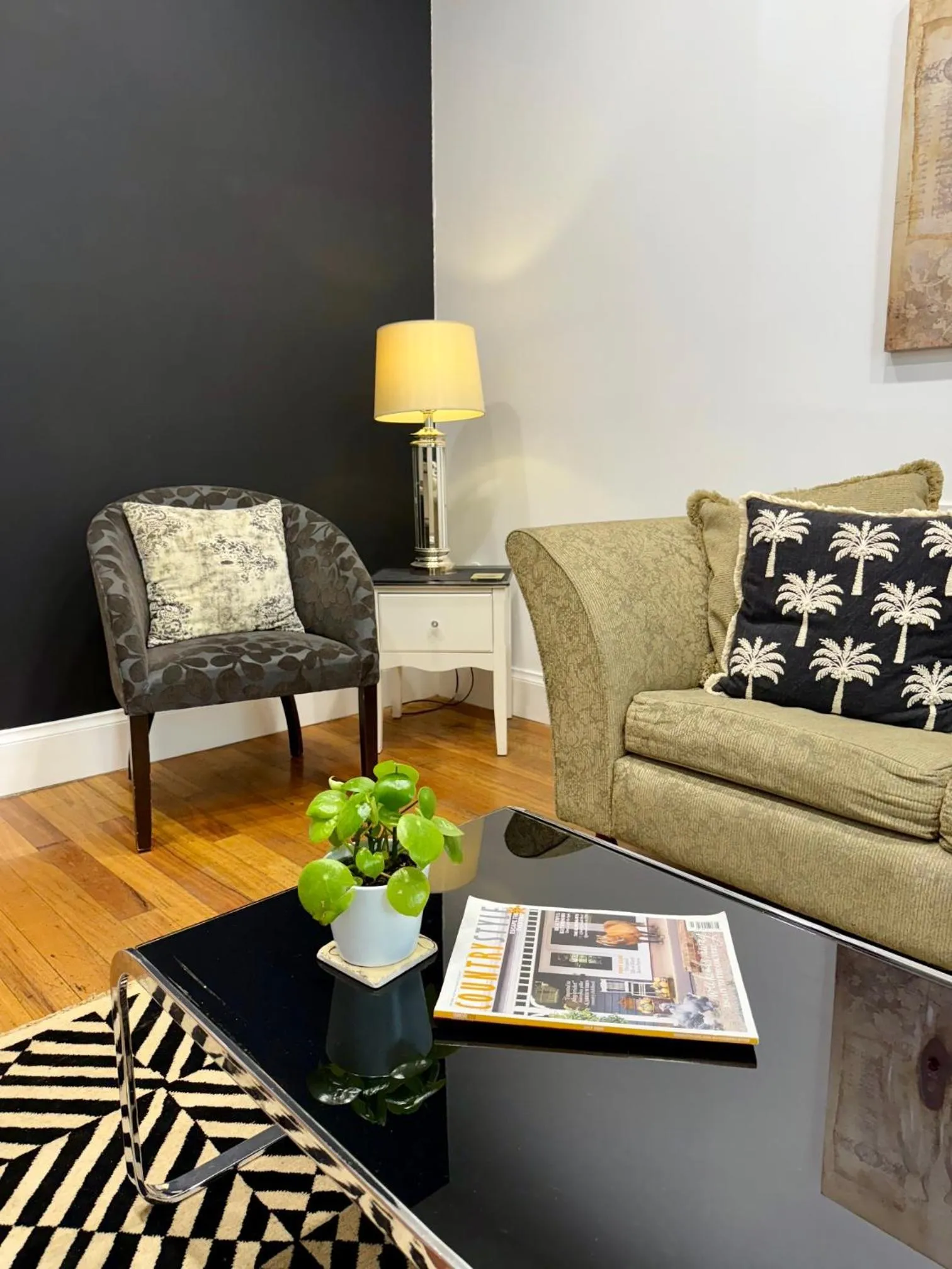 Seating area in Captains Retreat Apartments and Cottages