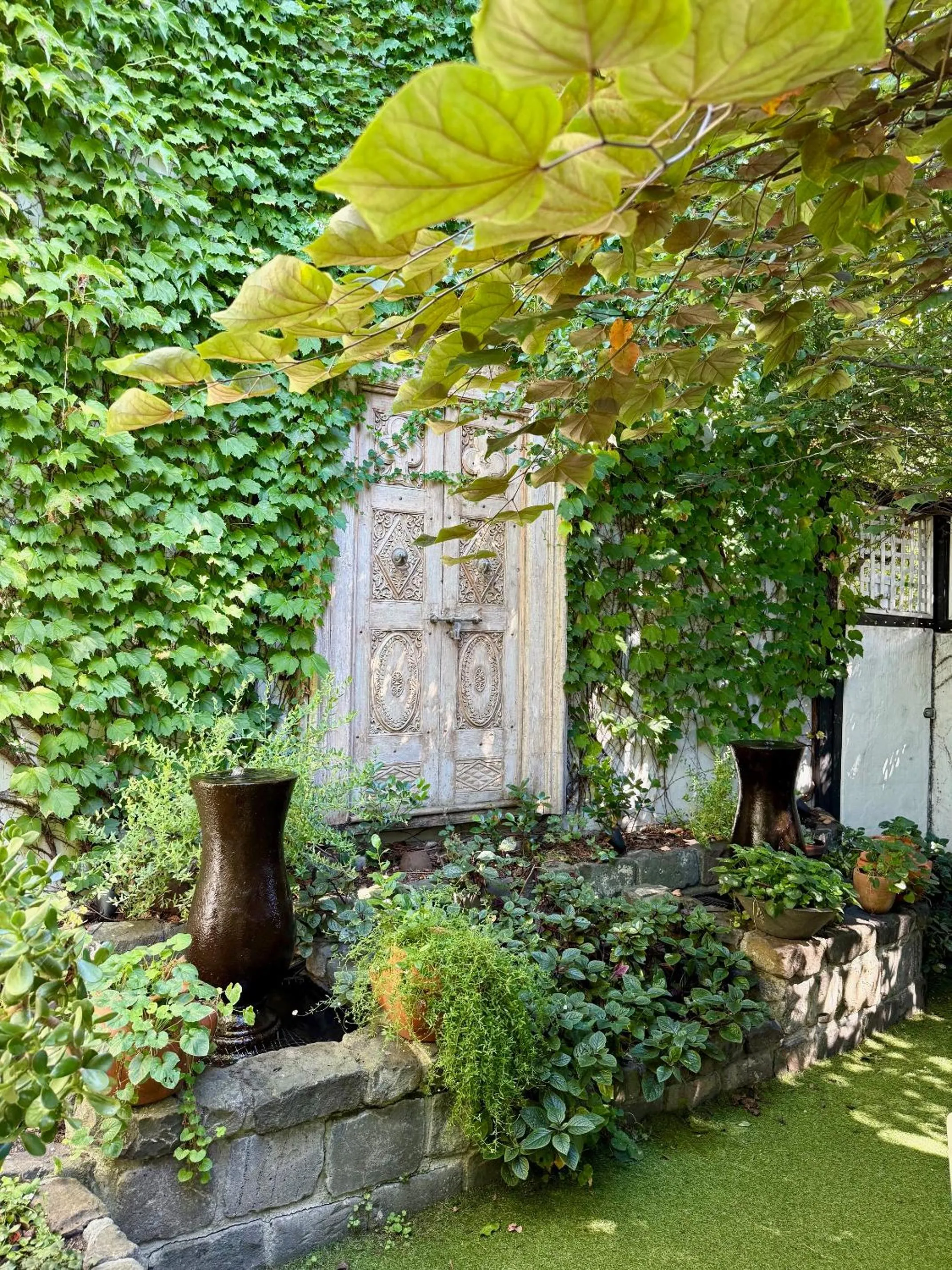 Garden in Captains Retreat Apartments and Cottages