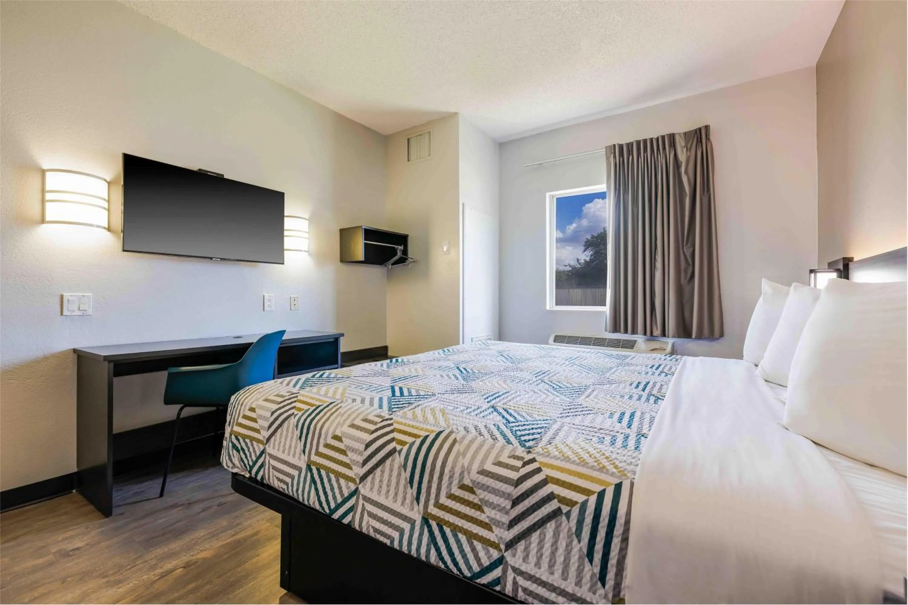 Bedroom, Bed in Motel 6-Albuquerque, NM - North