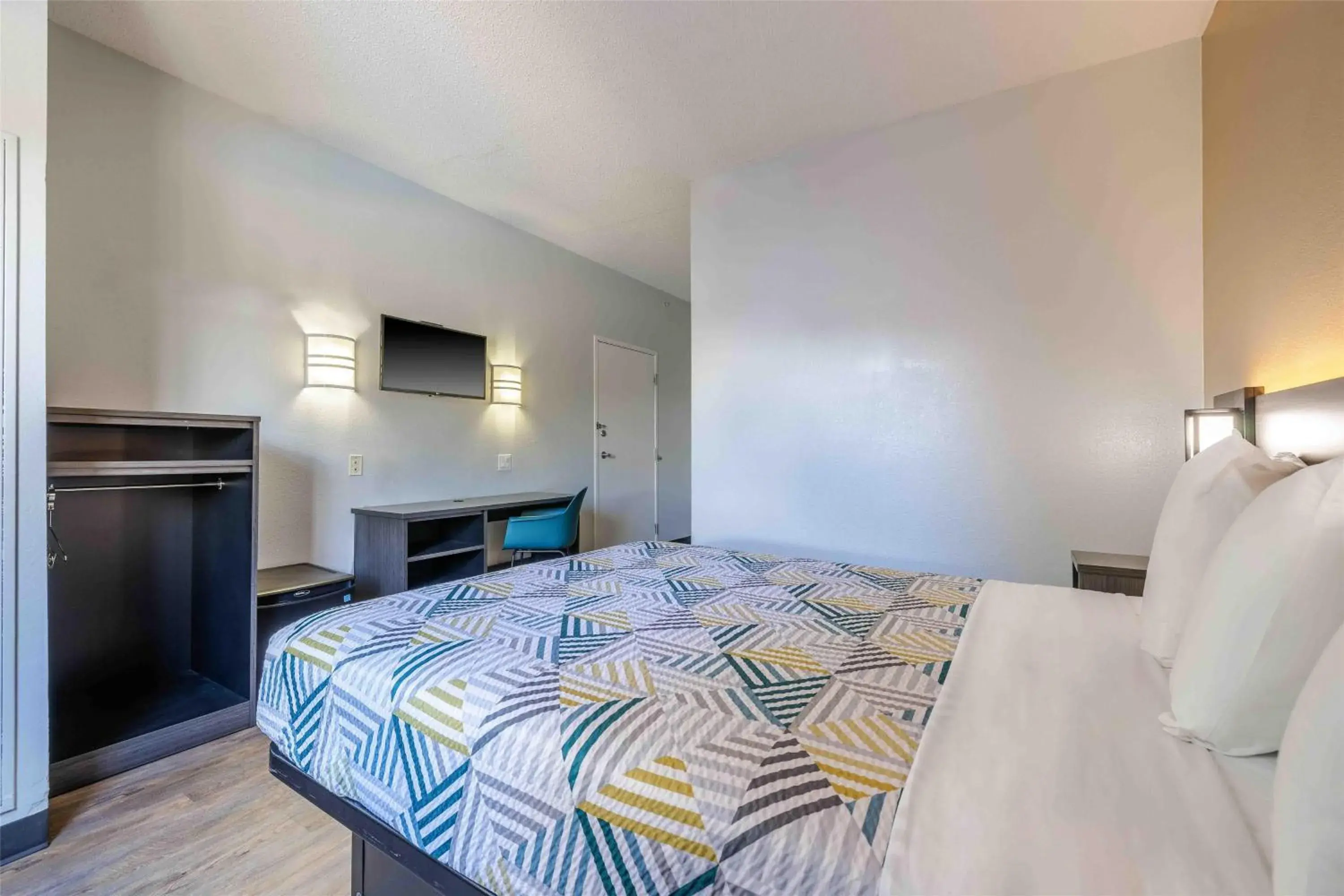 Bedroom, Bed in Motel 6-Albuquerque, NM - North Bedroom, Bed in Motel 6-Albuquerque, NM - North