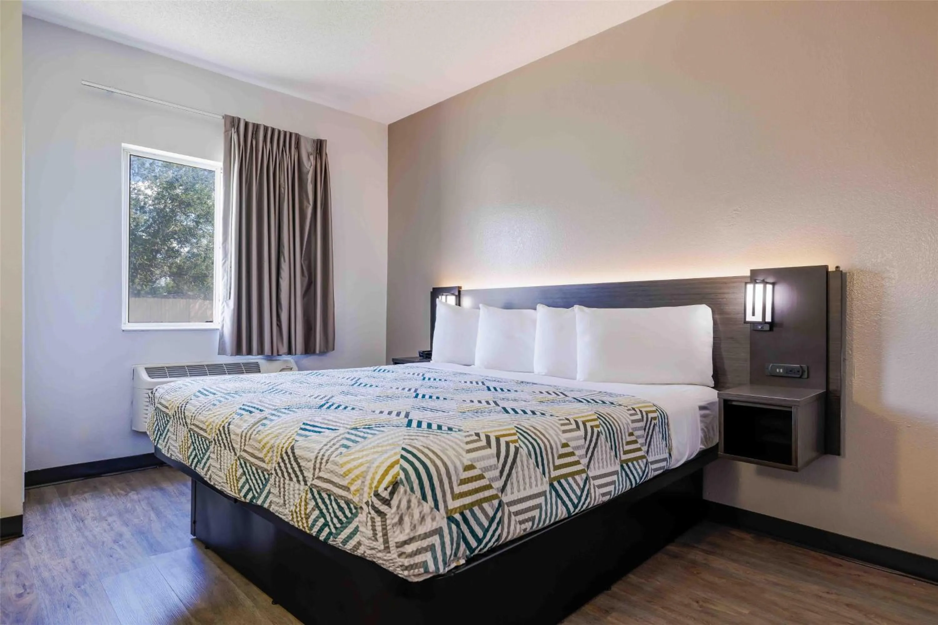 Bedroom, Bed in Motel 6-Albuquerque, NM - North