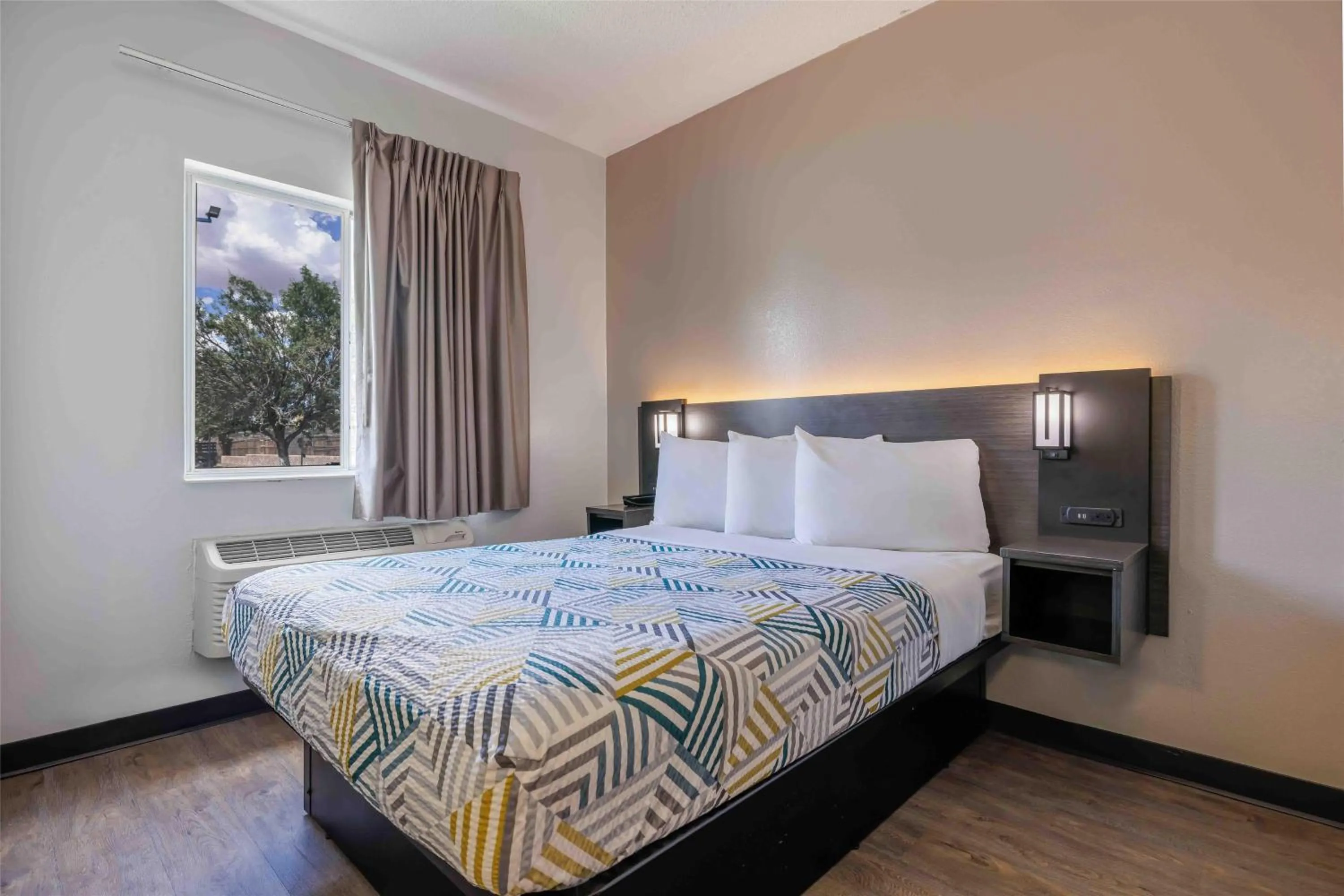 Bedroom, Bed in Motel 6-Albuquerque, NM - North