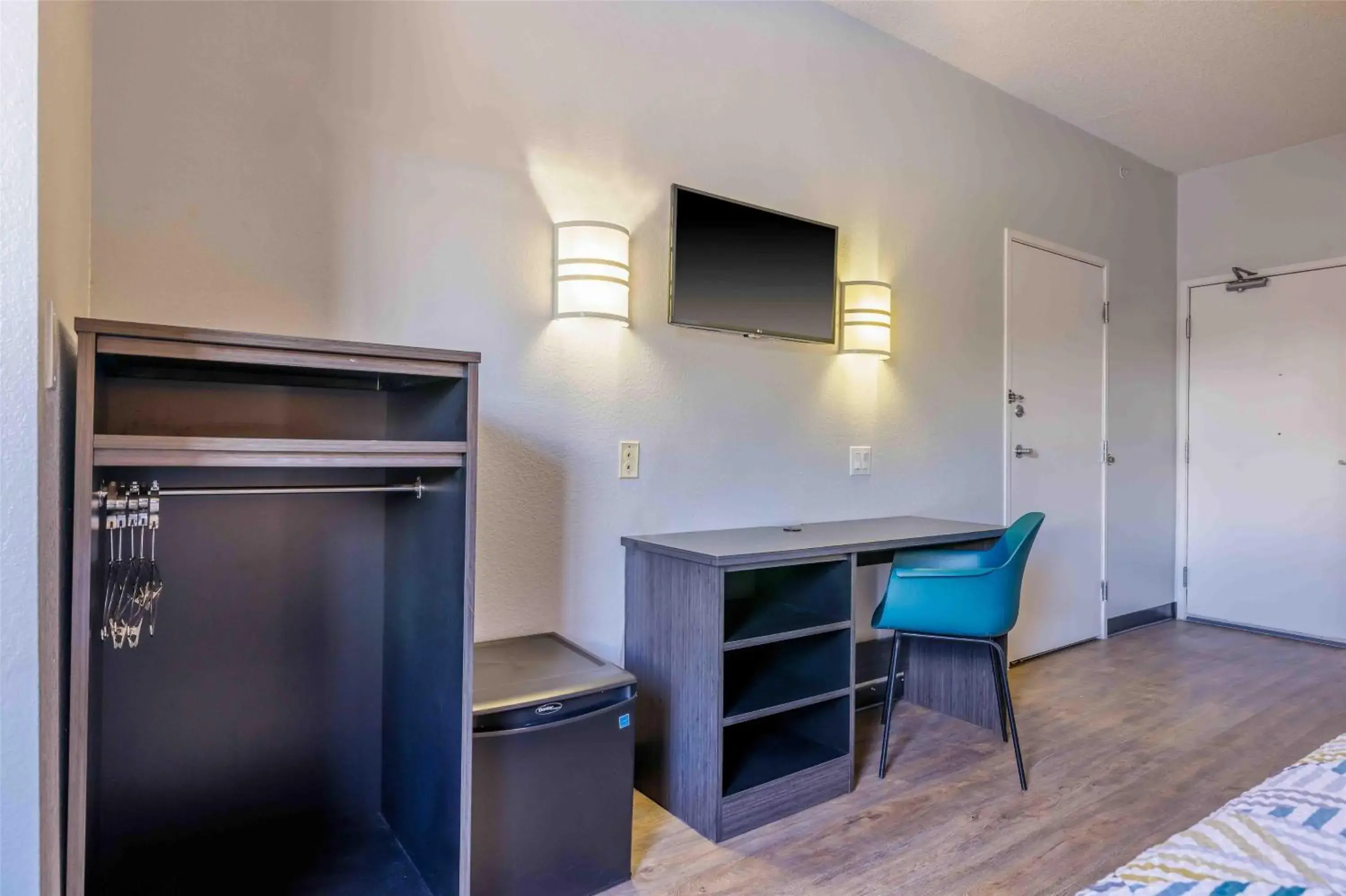 Bedroom in Motel 6-Albuquerque, NM - North Bedroom in Motel 6-Albuquerque, NM - North