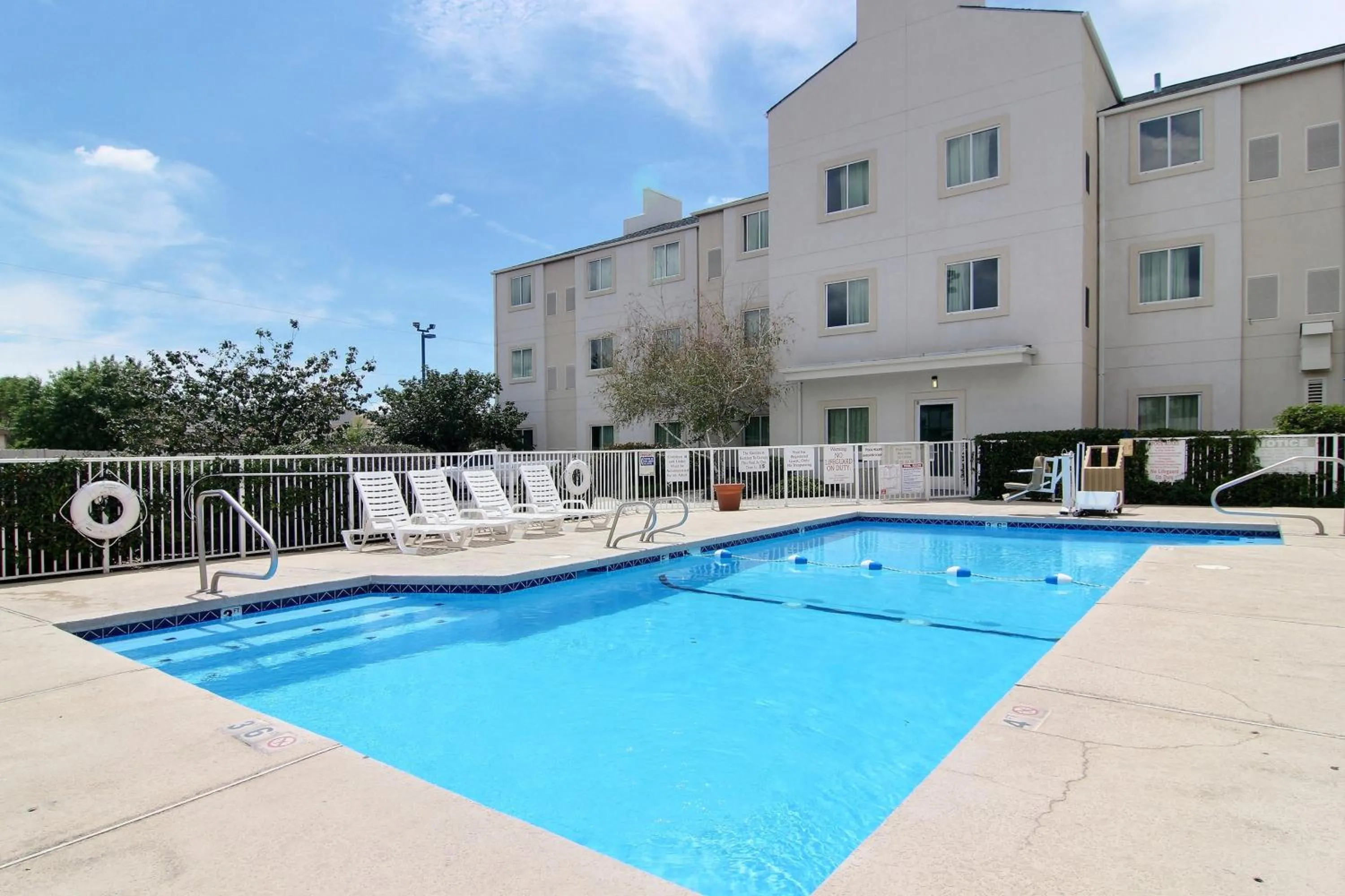 Swimming pool in Motel 6-Albuquerque, NM - North