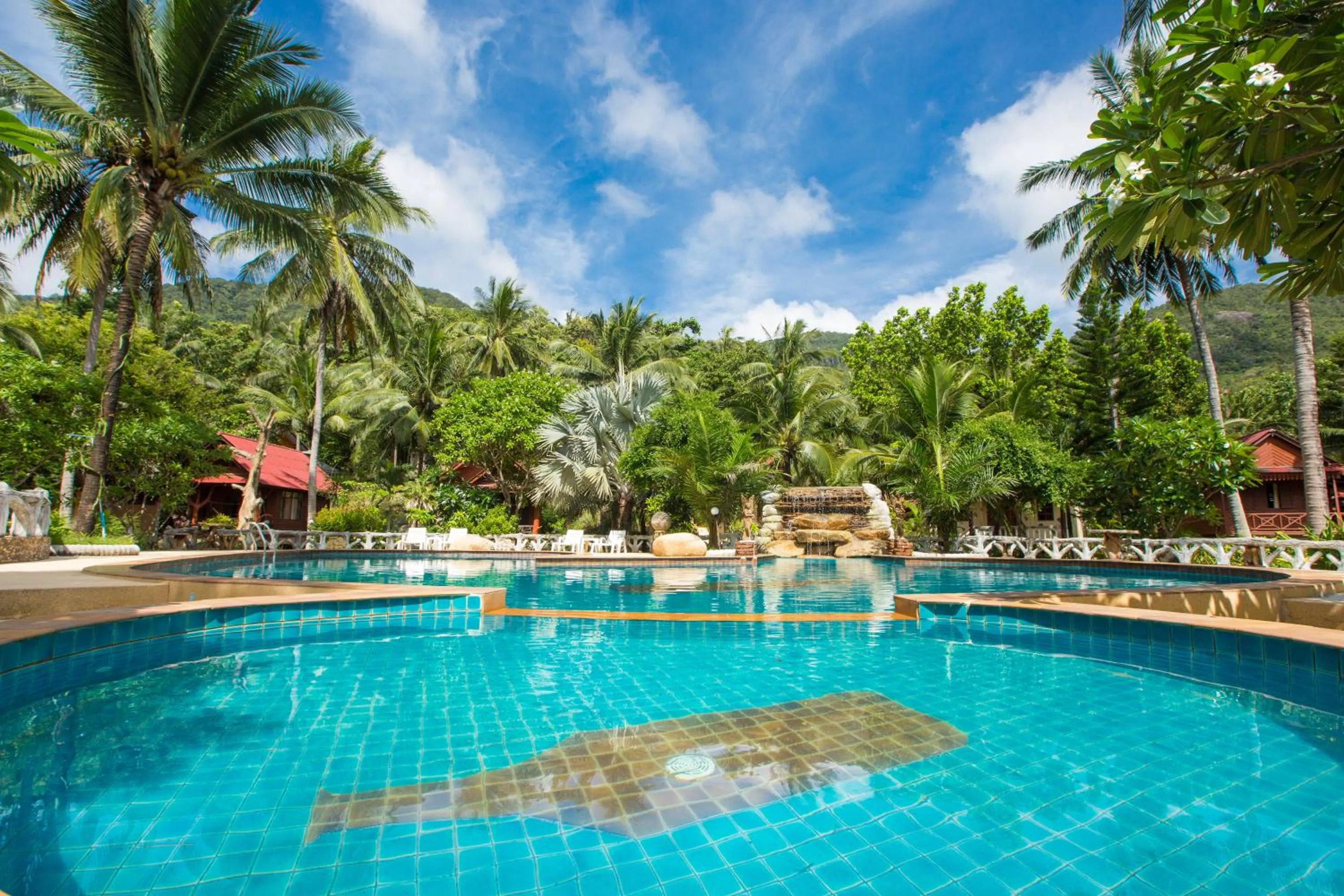 Swimming pool in Bottle Beach 1 Resort