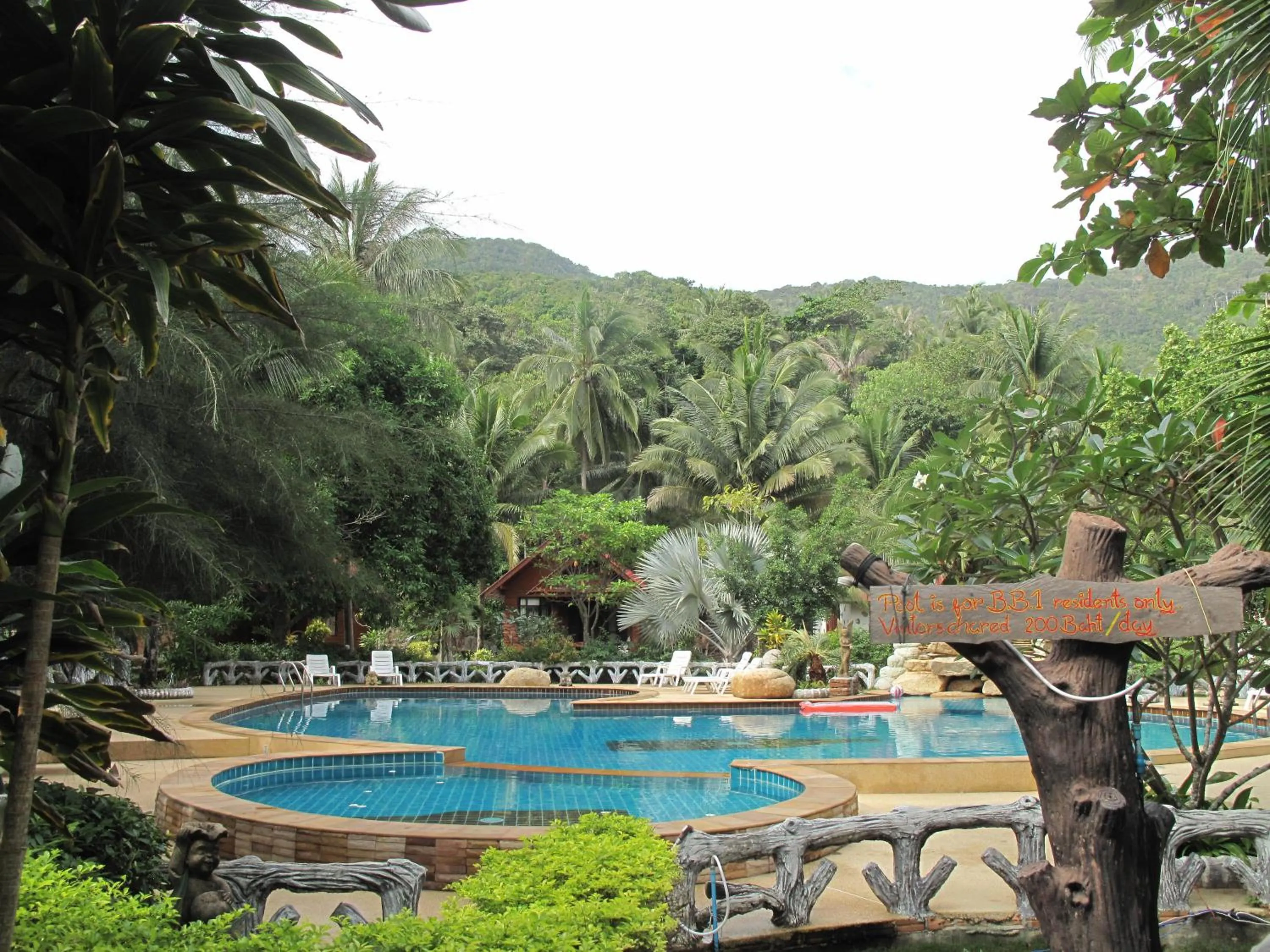 Swimming pool in Bottle Beach 1 Resort