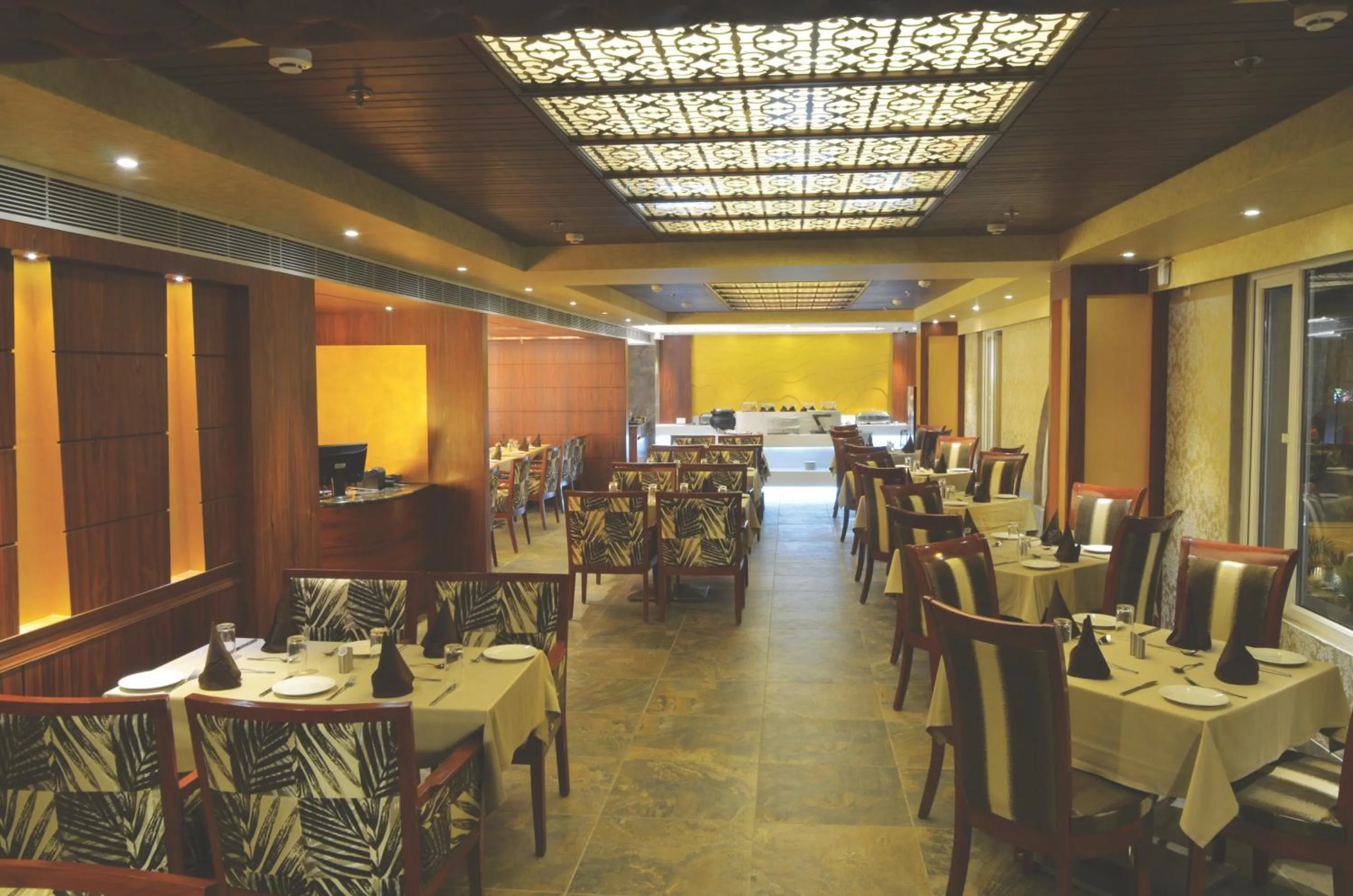Restaurant/places to eat in Hotel Regent Grand