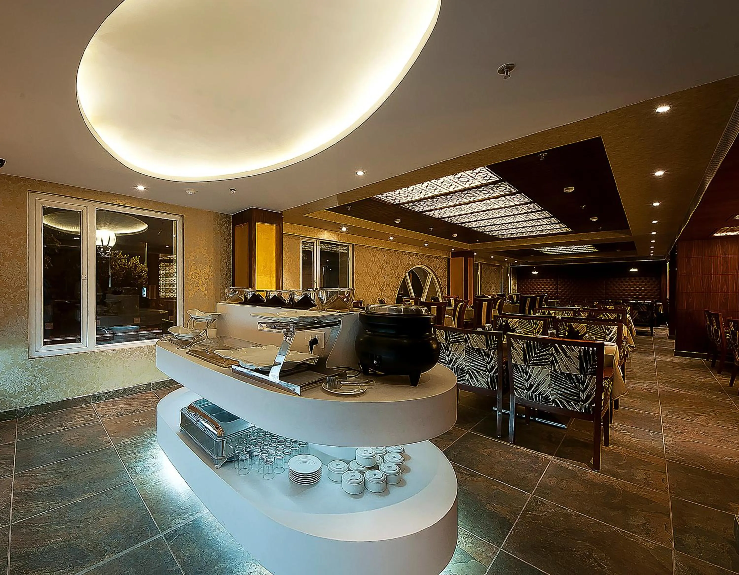 Restaurant/places to eat in Hotel Regent Grand